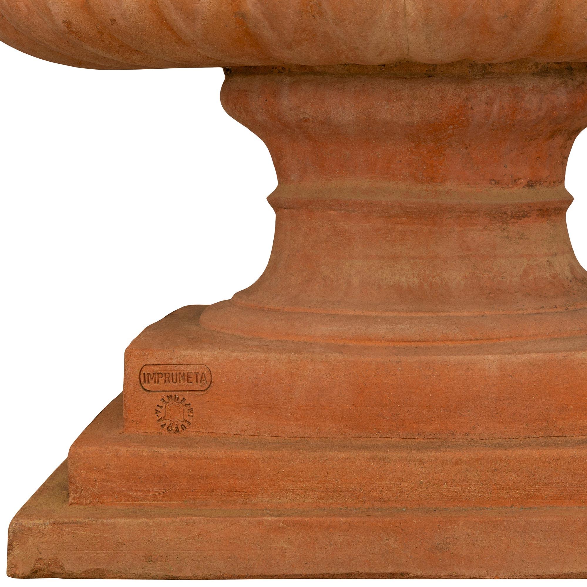 juego de tres maceteros de terracota romana italiana del siglo xix en venta 1