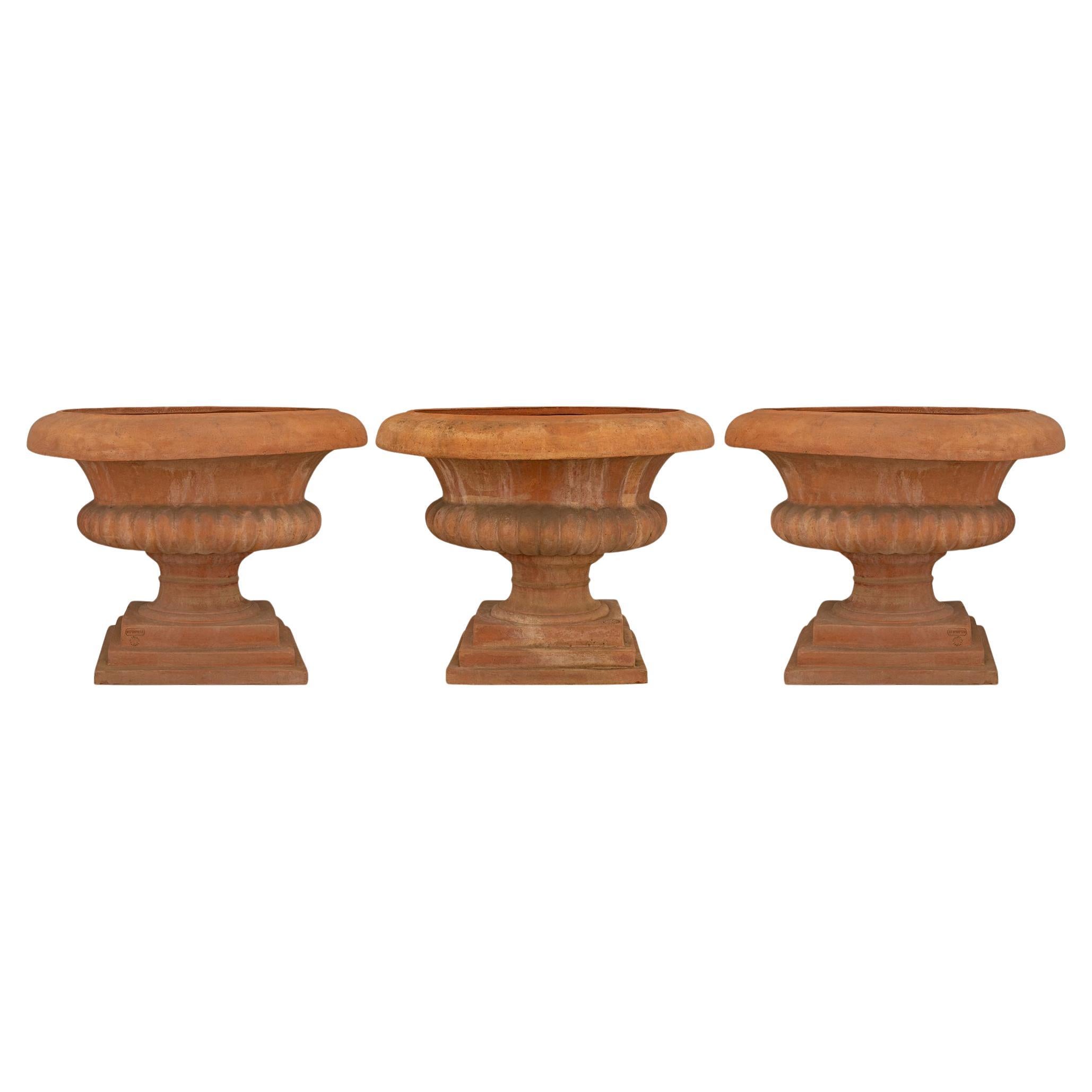 juego de tres maceteros de terracota romana italiana del siglo xix en venta