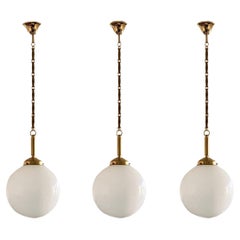 Ensemble de trois suspensions Art Déco italiennes en verre opalin soufflé à la main et laiton, années 1940