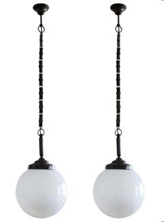 Ensemble de trois suspensions de théâtre Art Déco italiennes en verre opalin soufflé à la main, années 1930