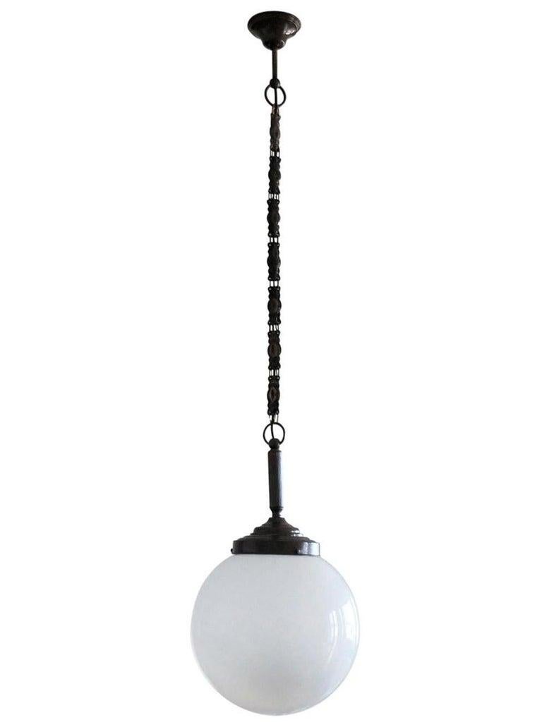 Set von drei italienischen mundgeblasenenen Art-Déco-Theater-Anhängern aus Opalglas, 1930er Jahre (Art déco) im Angebot