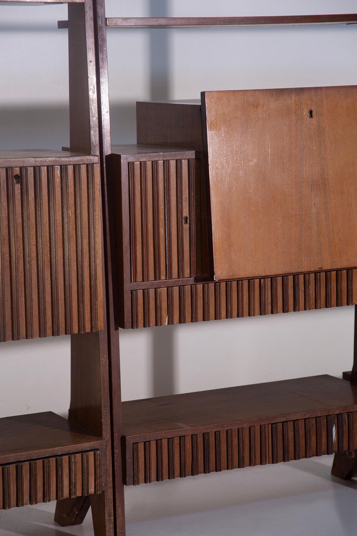 Rare ensemble de bibliothèques modulaires italiennes par BBPR - Design des années 1940 avec détails en laiton et en verre
Cet ensemble exceptionnel et élégant de trois bibliothèques modulaires, conçu par le célèbre groupe d'architectes italiens BBPR