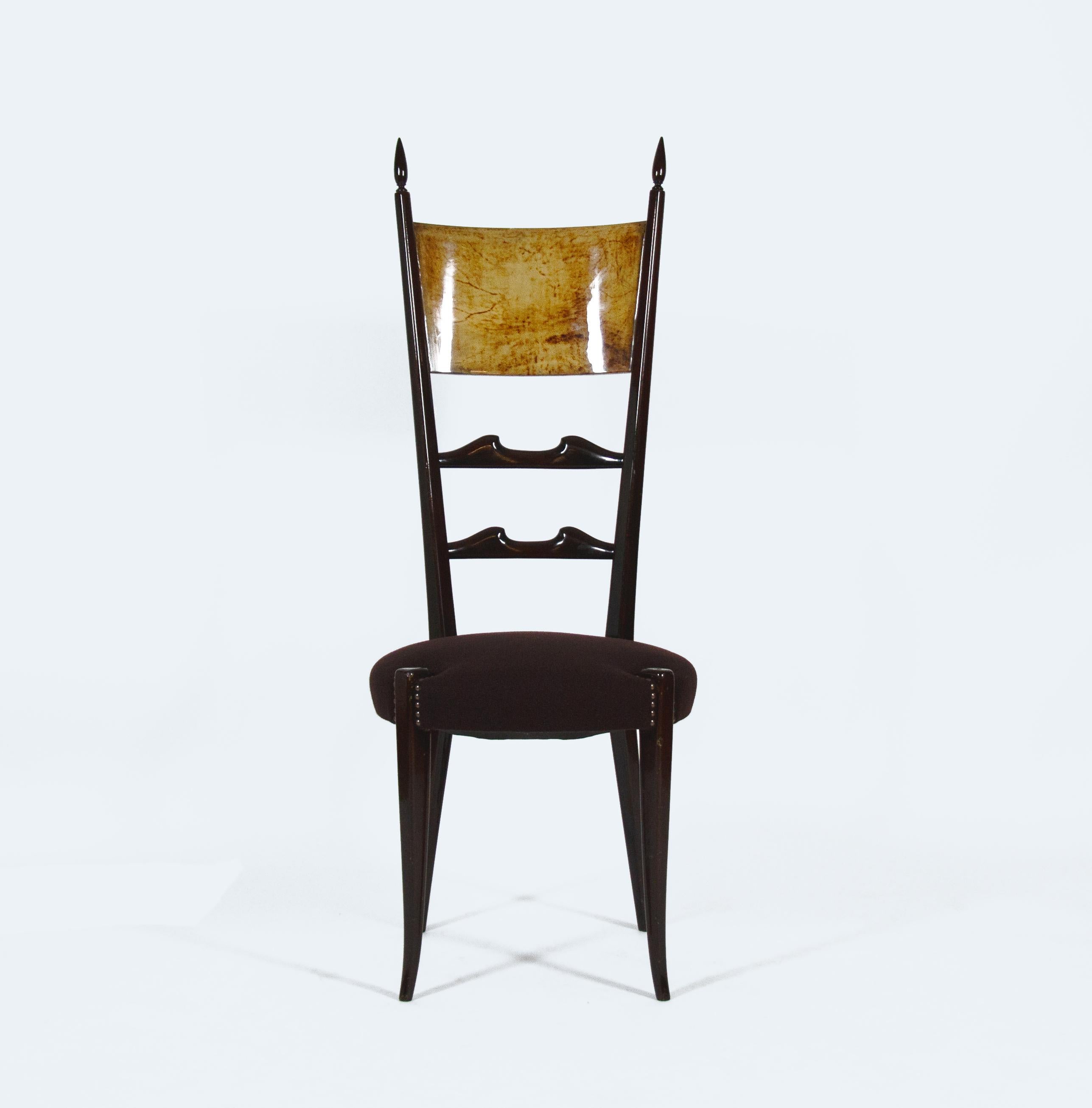 Les designs d'Aldo Tura sont célébrés pour leur utilisation distinctive des matériaux et leur approche innovante du mobilier. Ces chaises à haut dossier, avec leur remarquable revêtement en parchemin de peau de chèvre, témoignent de son engagement