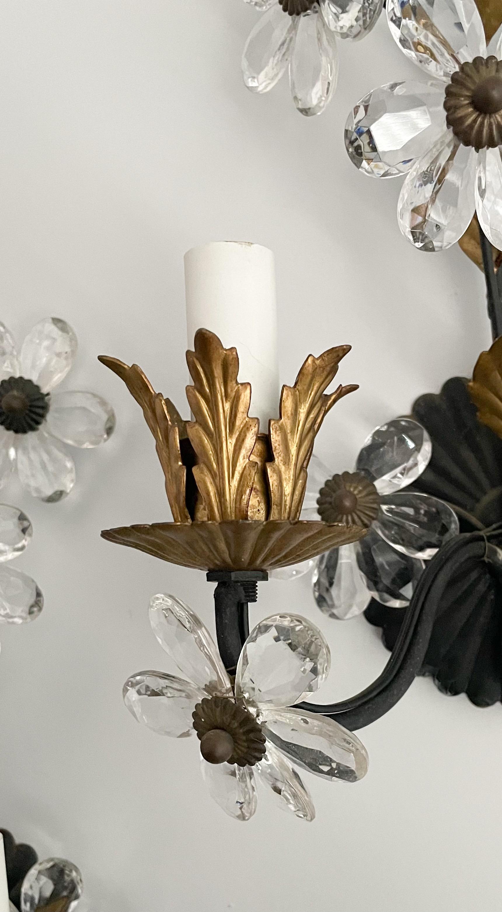 Cristal Ensemble de trois appliques italiennes à fleurs en cristal perlé en vente