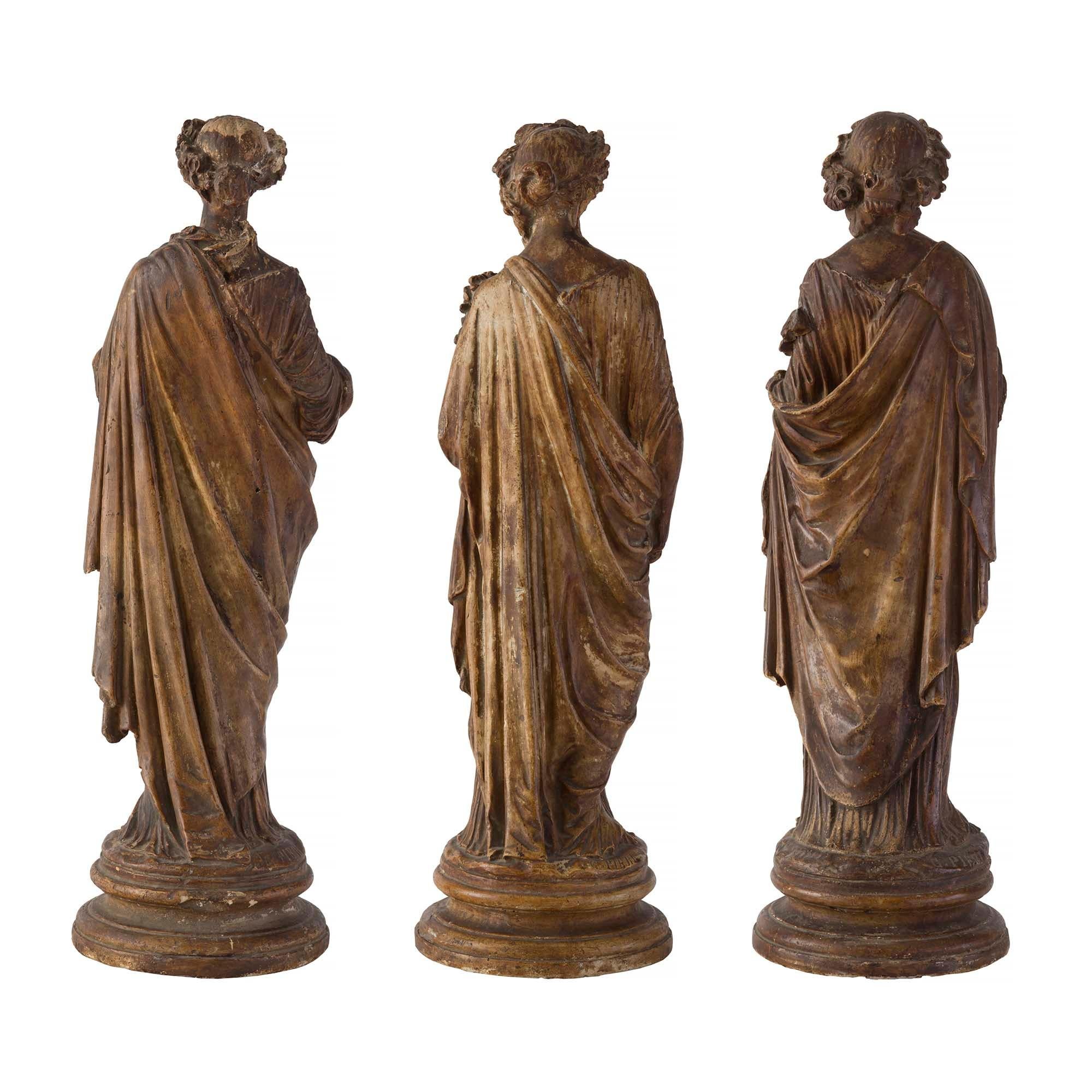 Ensemble de trois statues italiennes en terre cuite du début du XVIIIe siècle de la période néoclassique Bon état - En vente à West Palm Beach, FL