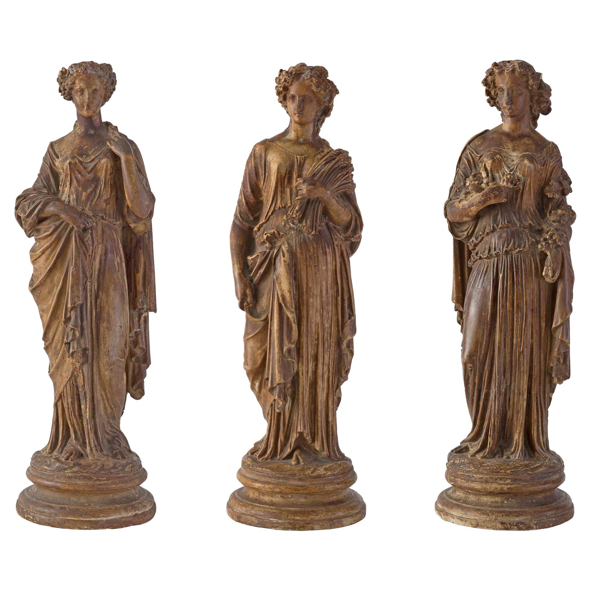 Ensemble de trois statues italiennes en terre cuite du début du XVIIIe siècle de la période néoclassique en vente