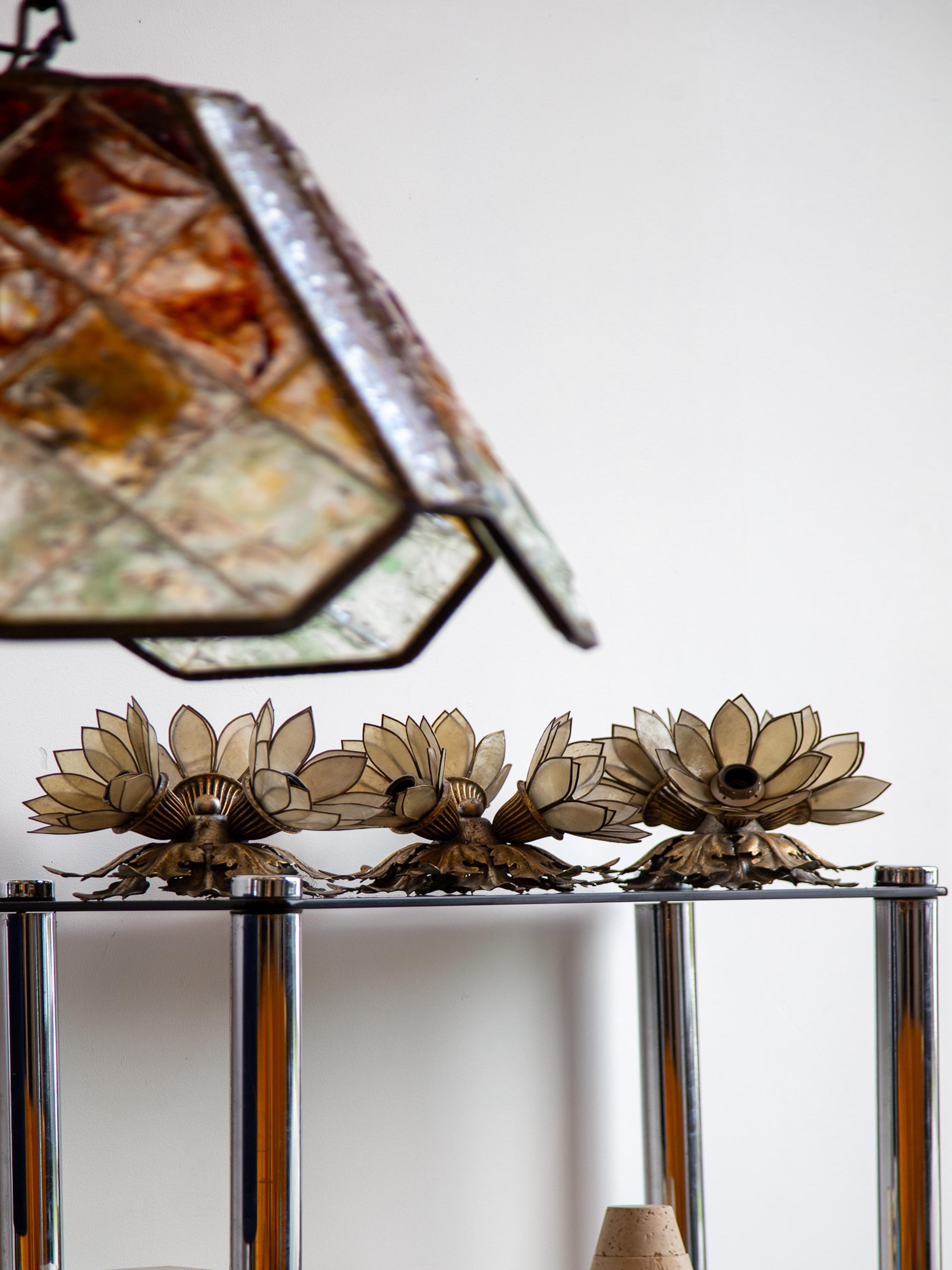 Un incantevole set di tre applique floreali italiane della metà del secolo scorso, realizzate in ferro battuto dorato con petali di conchiglia capiz applicati a mano. Ogni applique presenta un fiore stilizzato con foglie stratificate, disposte