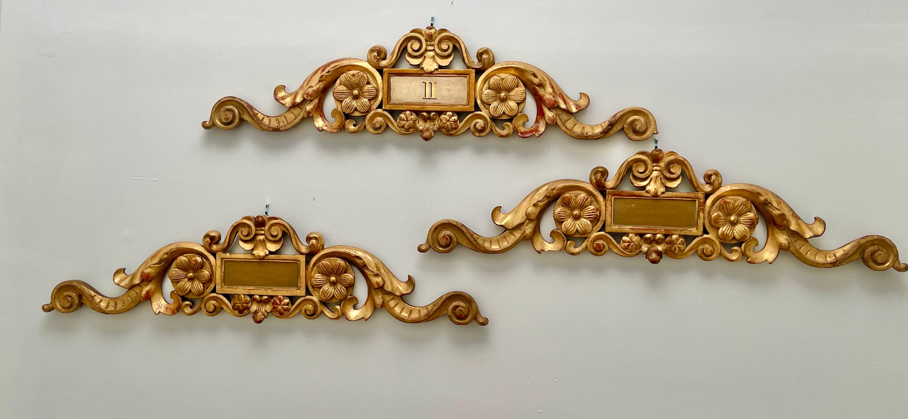 Set of Three Italian Giltwood Overdoors or Supra Porta Architectural Fragments  In Good Condition For Sale In Nashville, TN