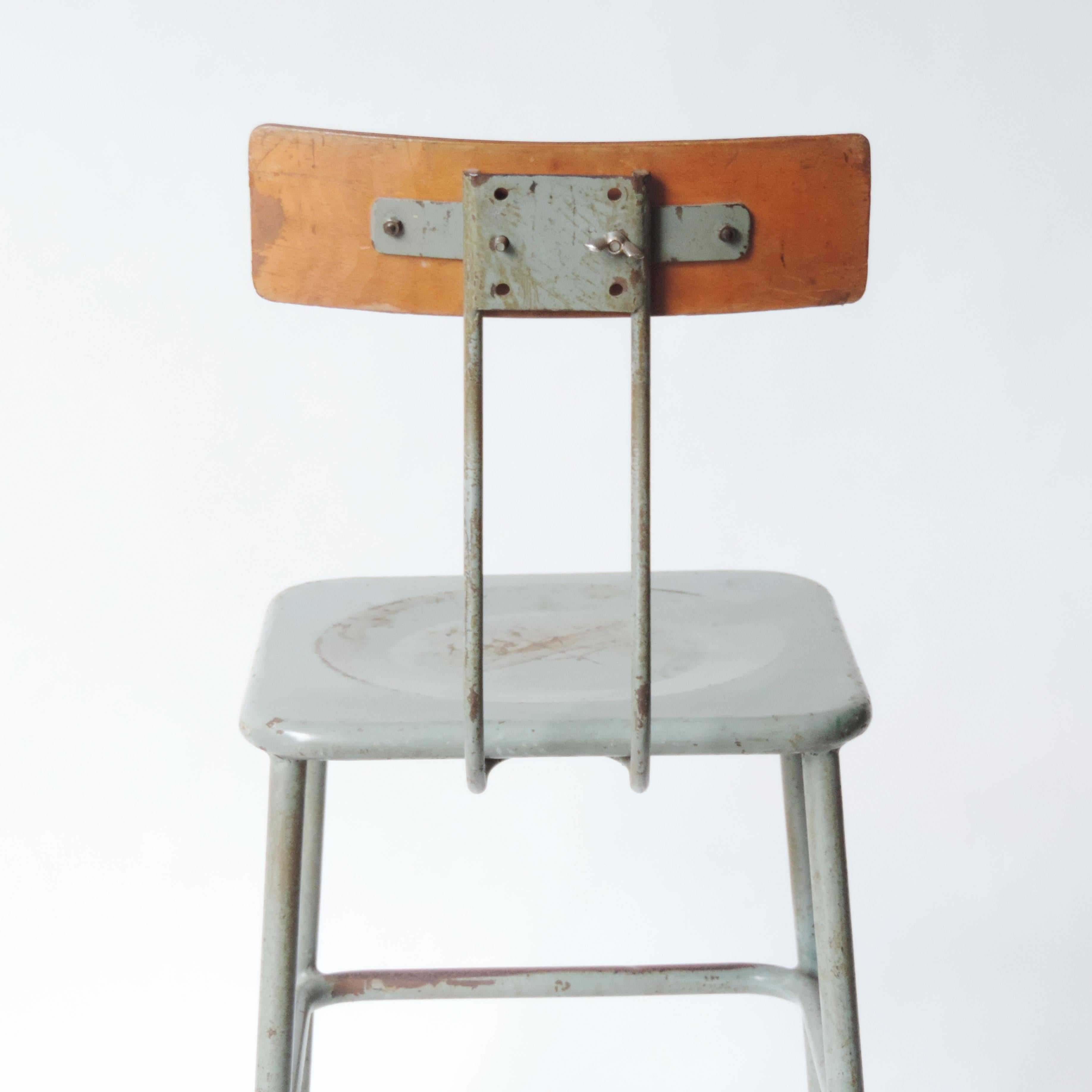 Peint à froid Ensemble de trois chaises industrielles italiennes, Italie, années 1950 en vente