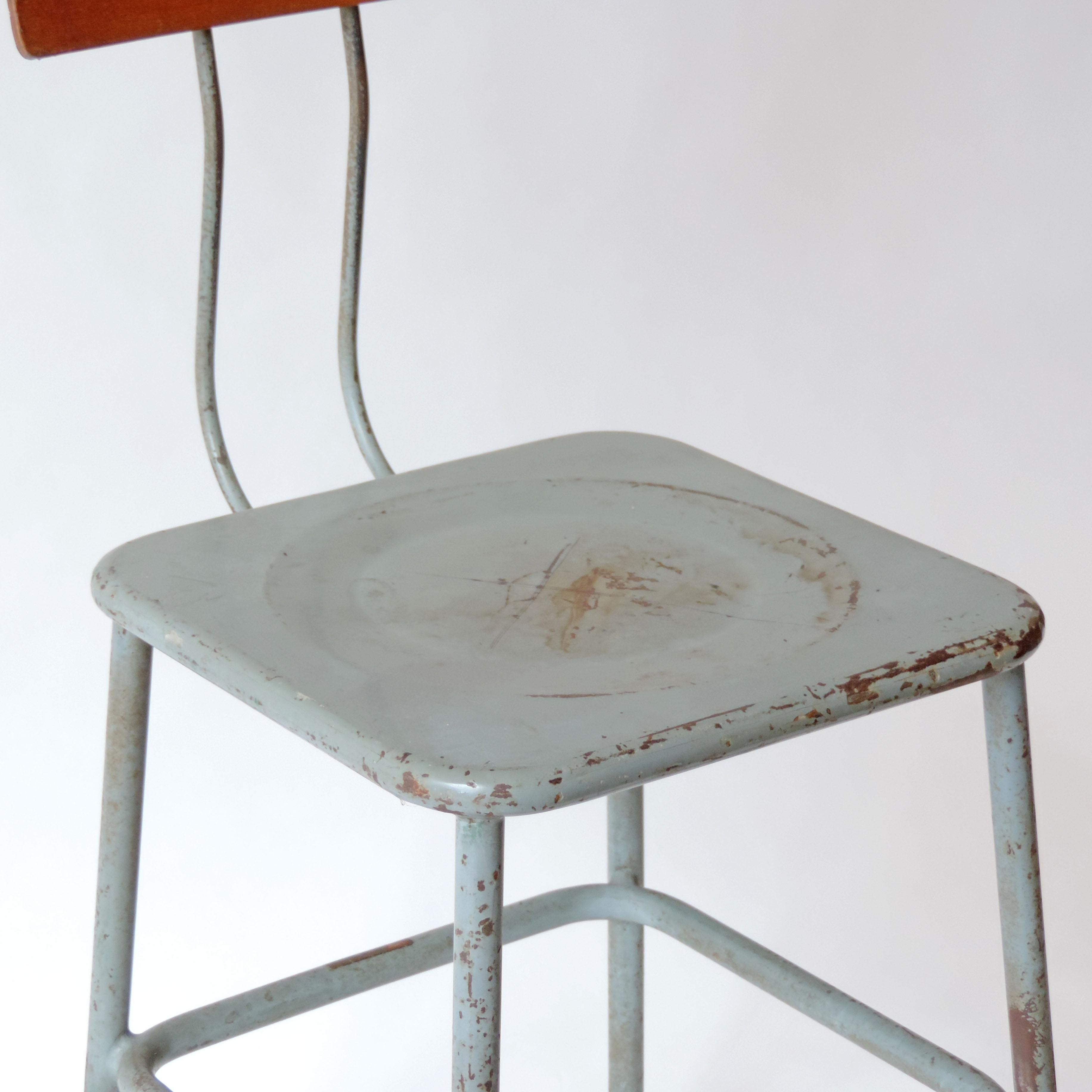 Ensemble de trois chaises industrielles italiennes, Italie, années 1950 État moyen - En vente à Milan, IT