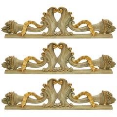 Set von drei italienischen Lack- und vergoldeten Holz-Overdoor- oder Friesen
