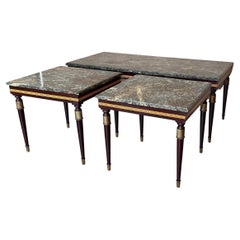 Ensemble de trois tables basses italiennes modernistes du milieu du siècle dernier montées sur bronze