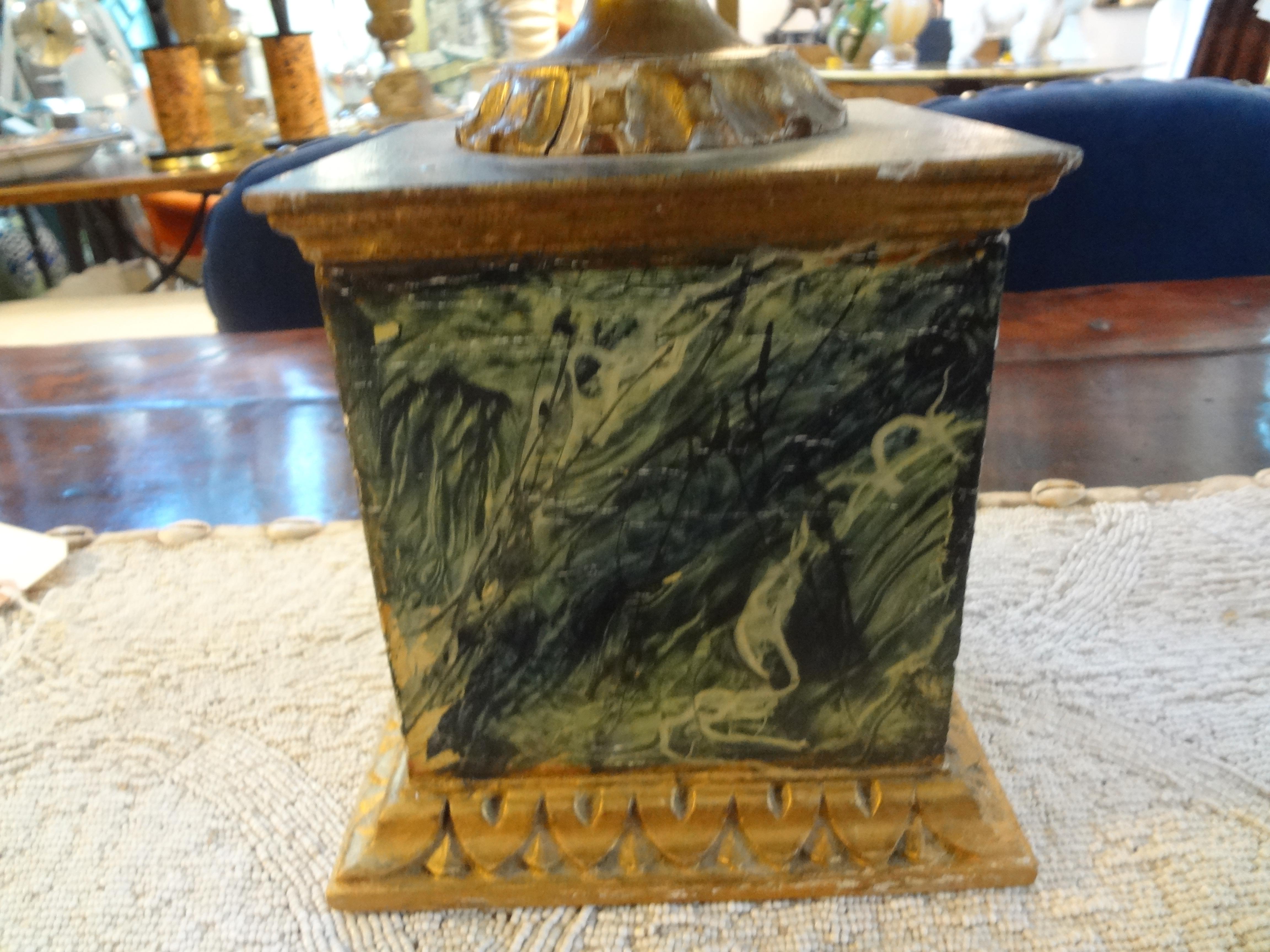 Set of Three Italian Neoclassical Style Carved Giltwood Urns im Zustand „Gut“ in Houston, TX