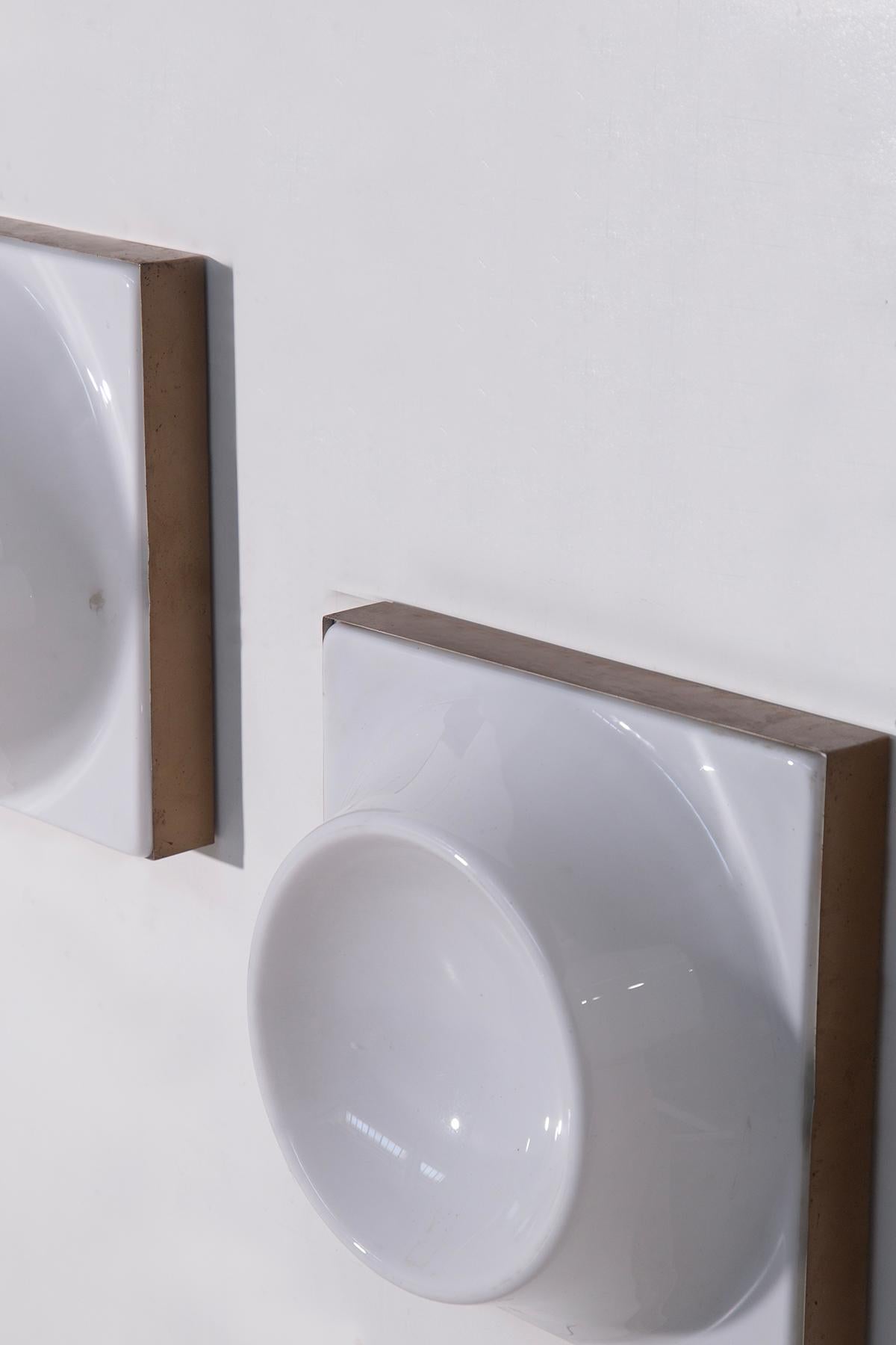 Ensemble de 3 appliques ou plafonniers italiens du milieu du siècle dernier, années 1970 - Le minimalisme sculptural rencontre l'élégance intemporelle
Entrez dans le futur du passé avec ce rare ensemble de trois appliques ou plafonniers italiens des