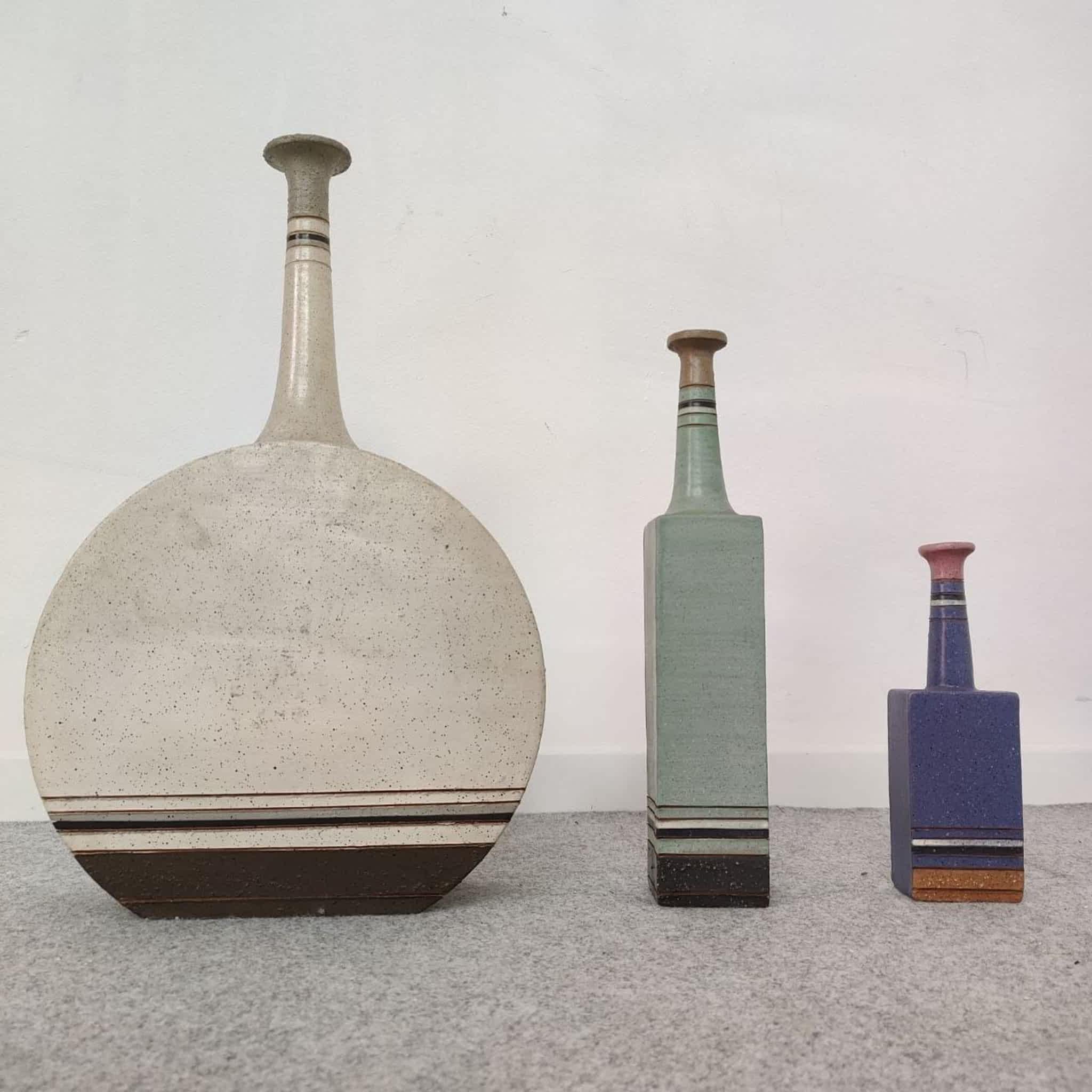 Elegante set di tre vasi decorativi in terracotta realizzati in Italia negli anni '70, firmati Vanni sul lato inferiore.
Ogni pezzo presenta un raffinato design minimalista che ricorda l'iconico stile ceramico di Bruno Gambone, caratterizzato da