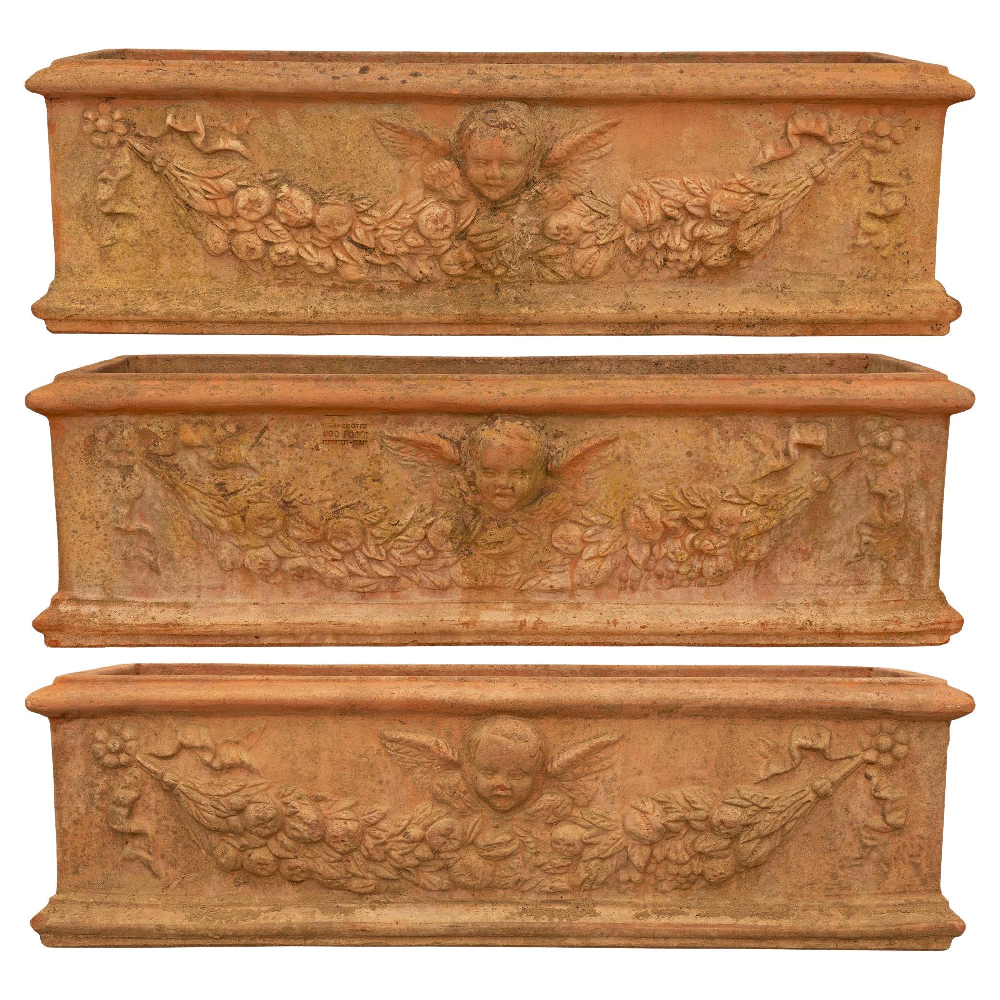 Ensemble de trois jardinières italiennes du début du siècle en terre cuite de style toscan
