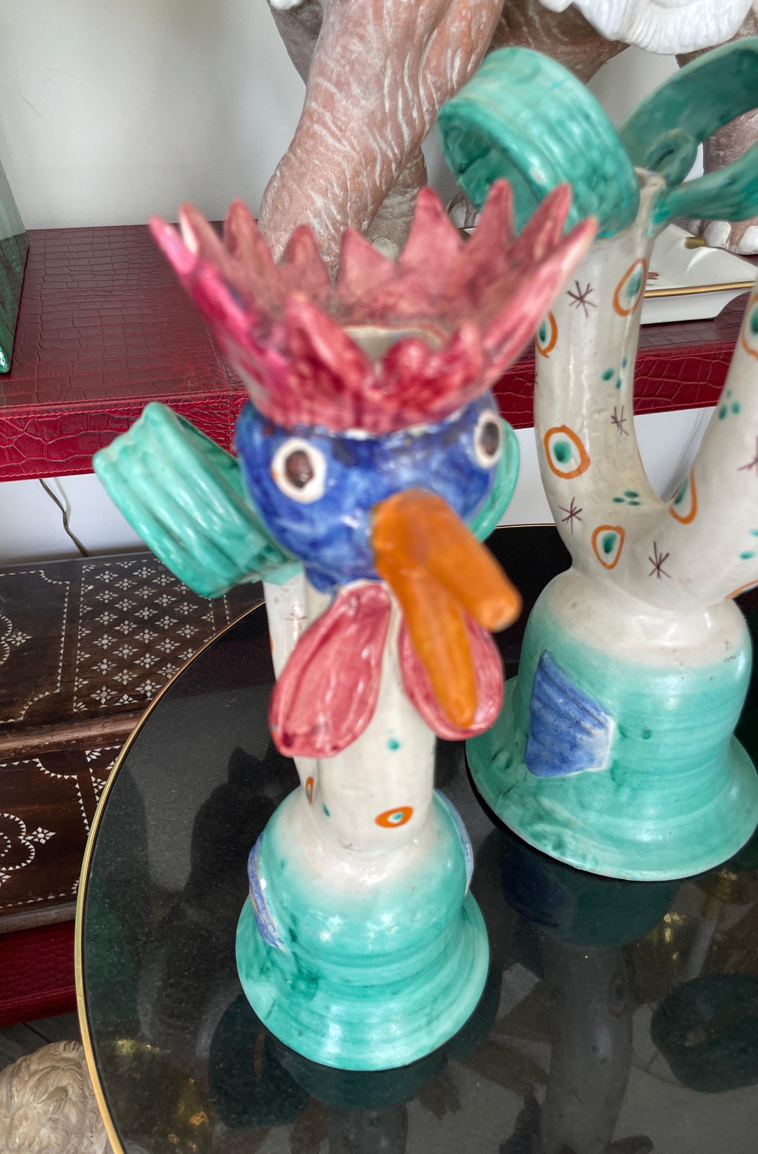 Set di tre candelieri vintage in terracotta smaltata di Vietri. Il più grande è alto 7 pollici, il secondo è alto 16 pollici e il terzo è alto 11,50 pollici. Un set meraviglioso e stravagante.