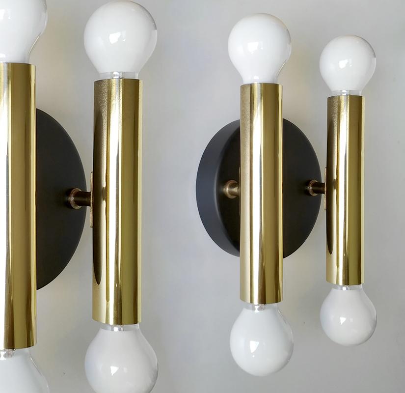 Beautiful set of three architektural modernist brass wall sconces. 
Italy, 1960s
Lamp sockets: 4.
 