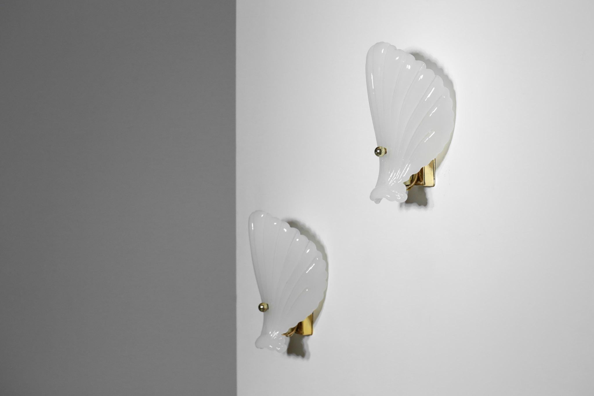 Set of Three Italian Wall Lights Frosted Glass Shell, 1970s In Excellent Condition In Lyon, FR