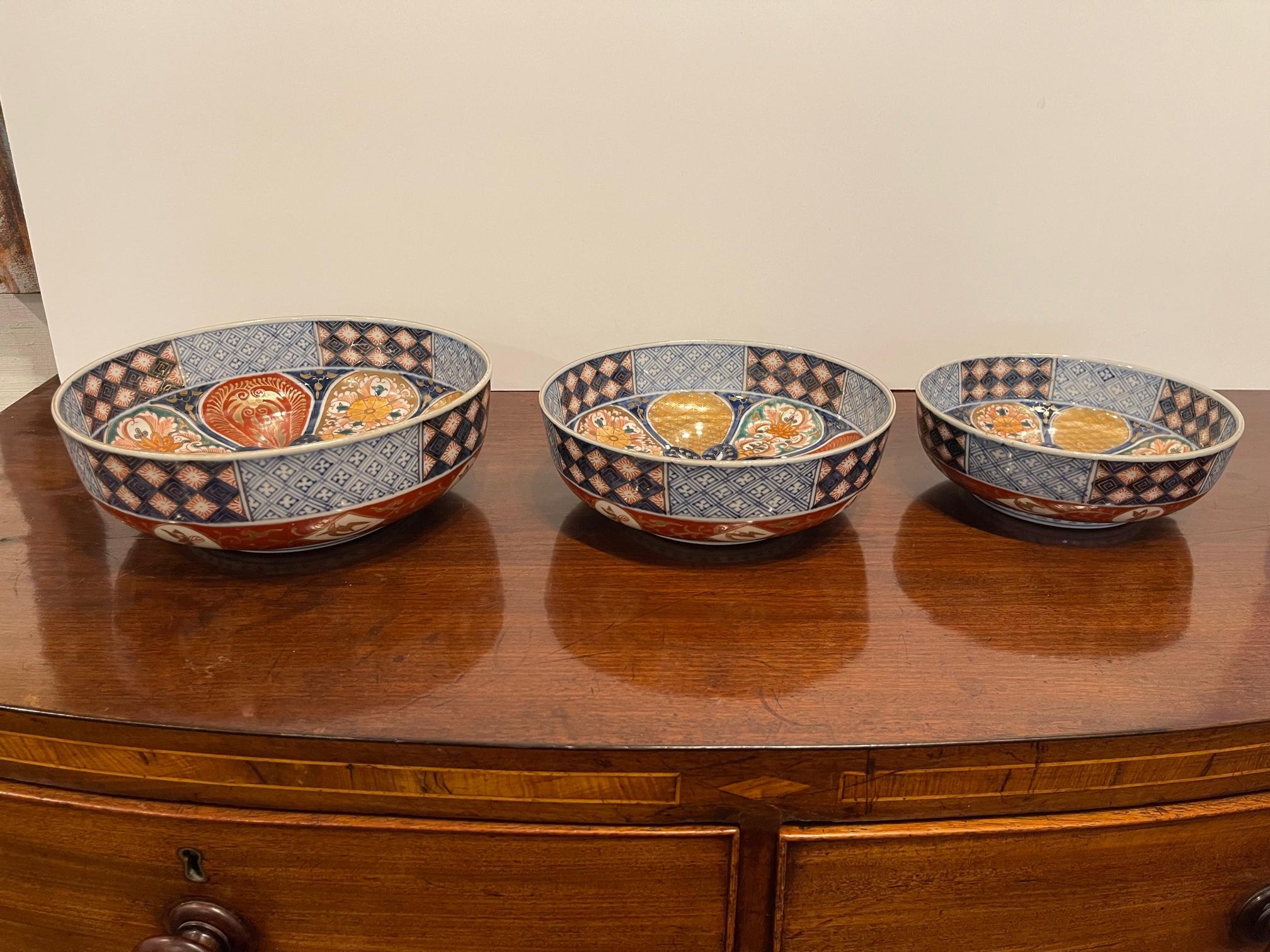 Set of Three Japanese Imari Graduated Porcelain Bowls, 19th Century In Good Condition For Sale In Savannah, GA