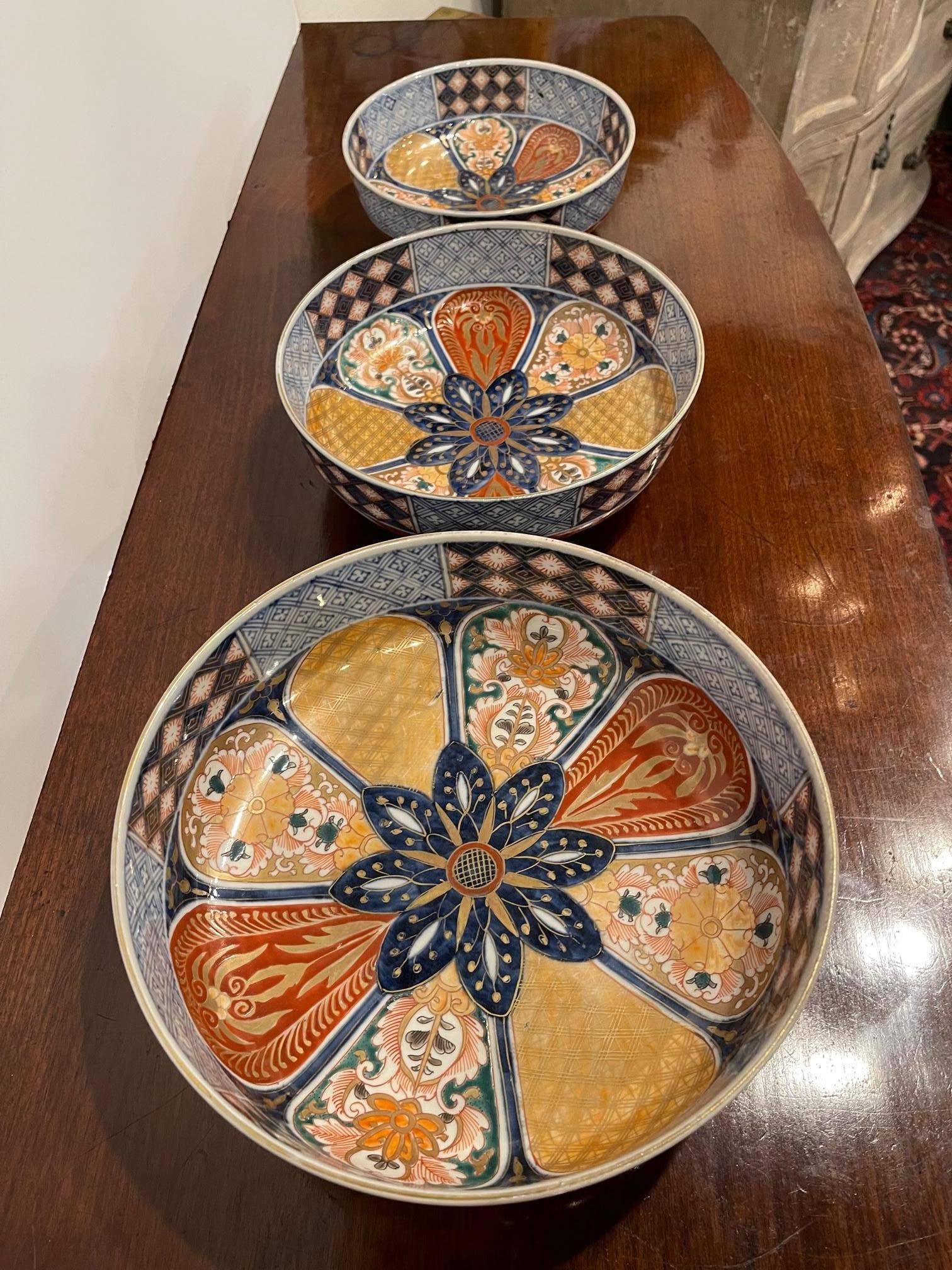 Set of Three Japanese Imari Graduated Porcelain Bowls, 19th Century For Sale 1