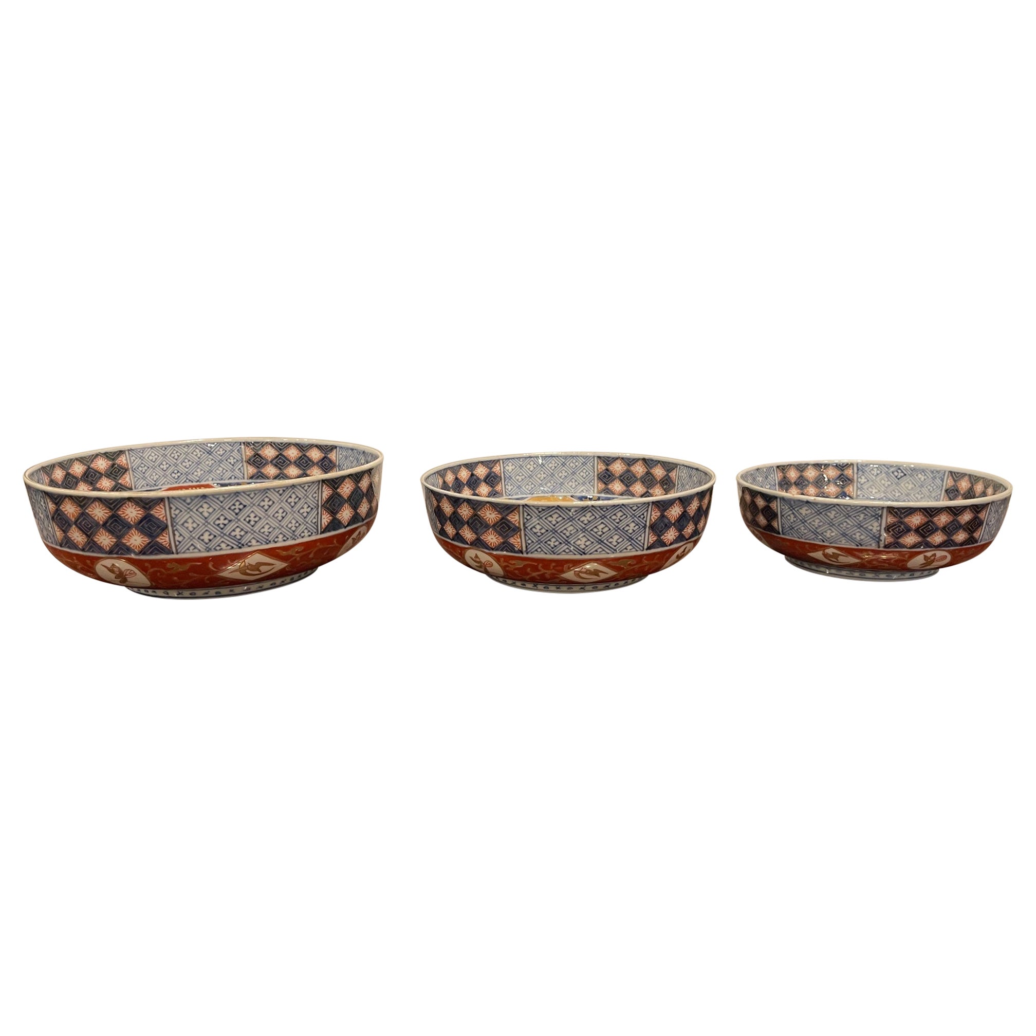 Ensemble de trois bols en porcelaine Imari gradués japonaise, 19ème siècle en vente