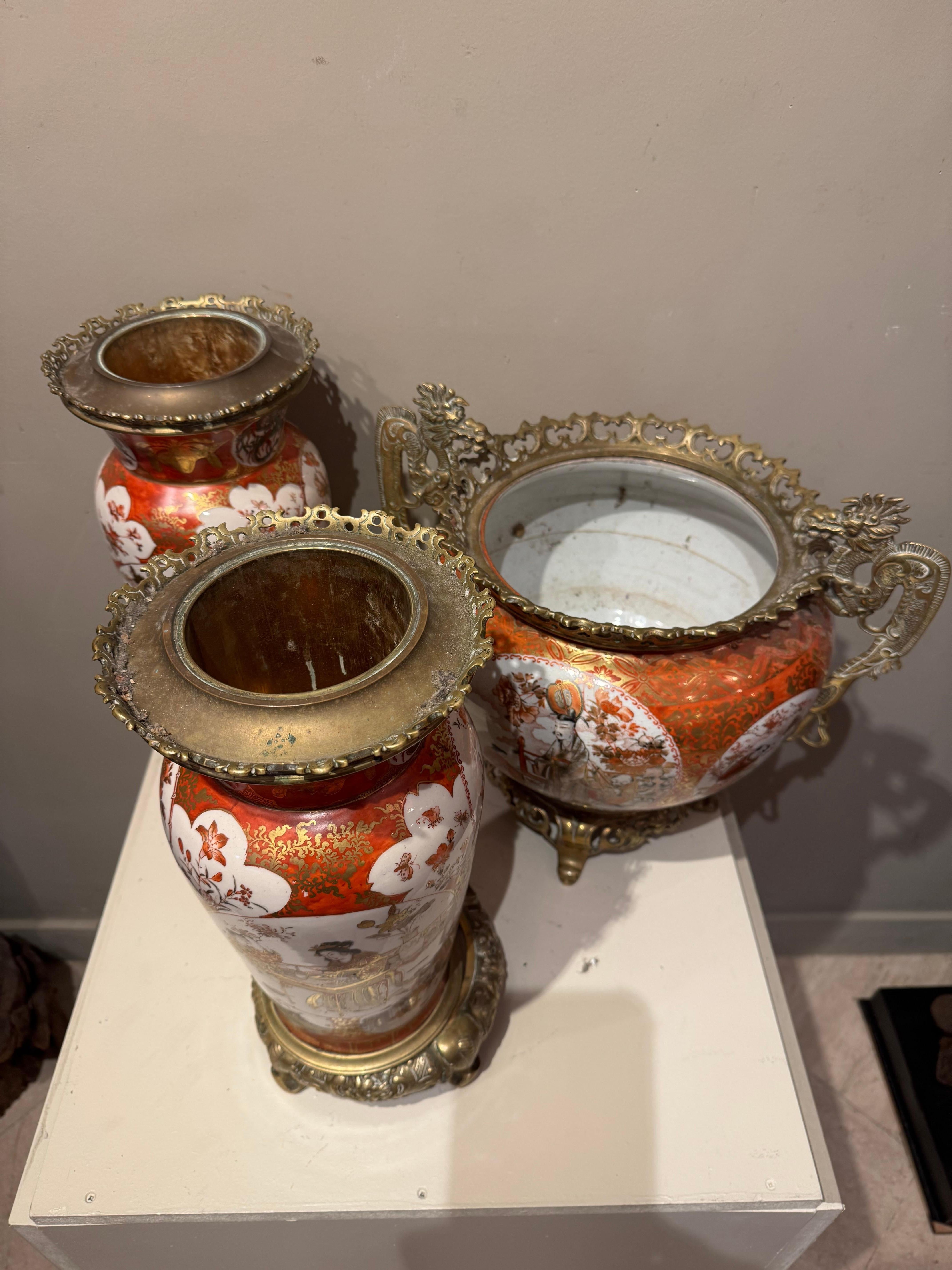 Satz von drei japanischen Porzellanstücken, Meiji-Periode 1852-1912 im Zustand „Gut“ im Angebot in PARIS, FR