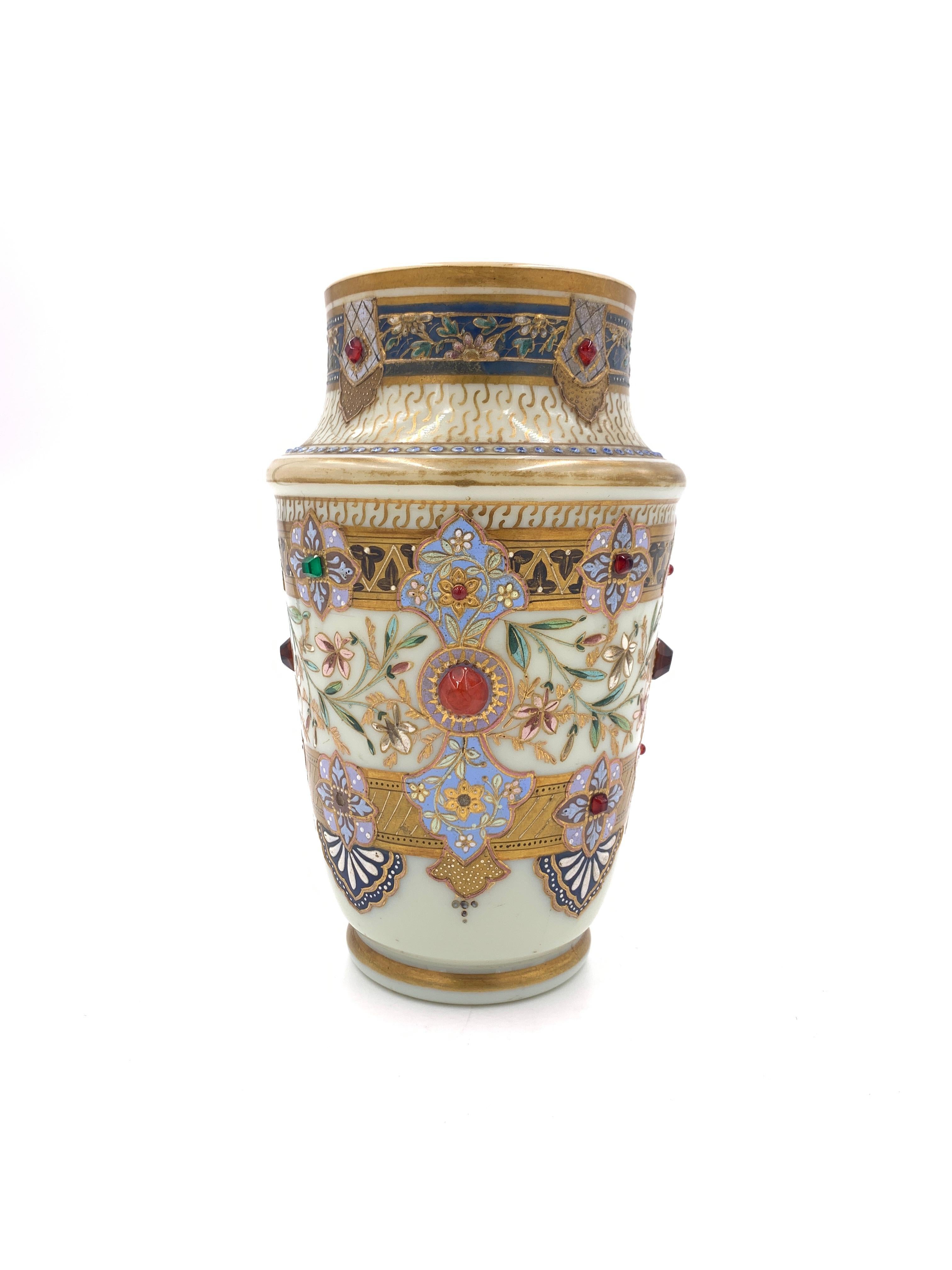 Ensemble de trois vases en opaline de Bohême ornés de bijoux, 19e siècle Bon état - En vente à London, GB