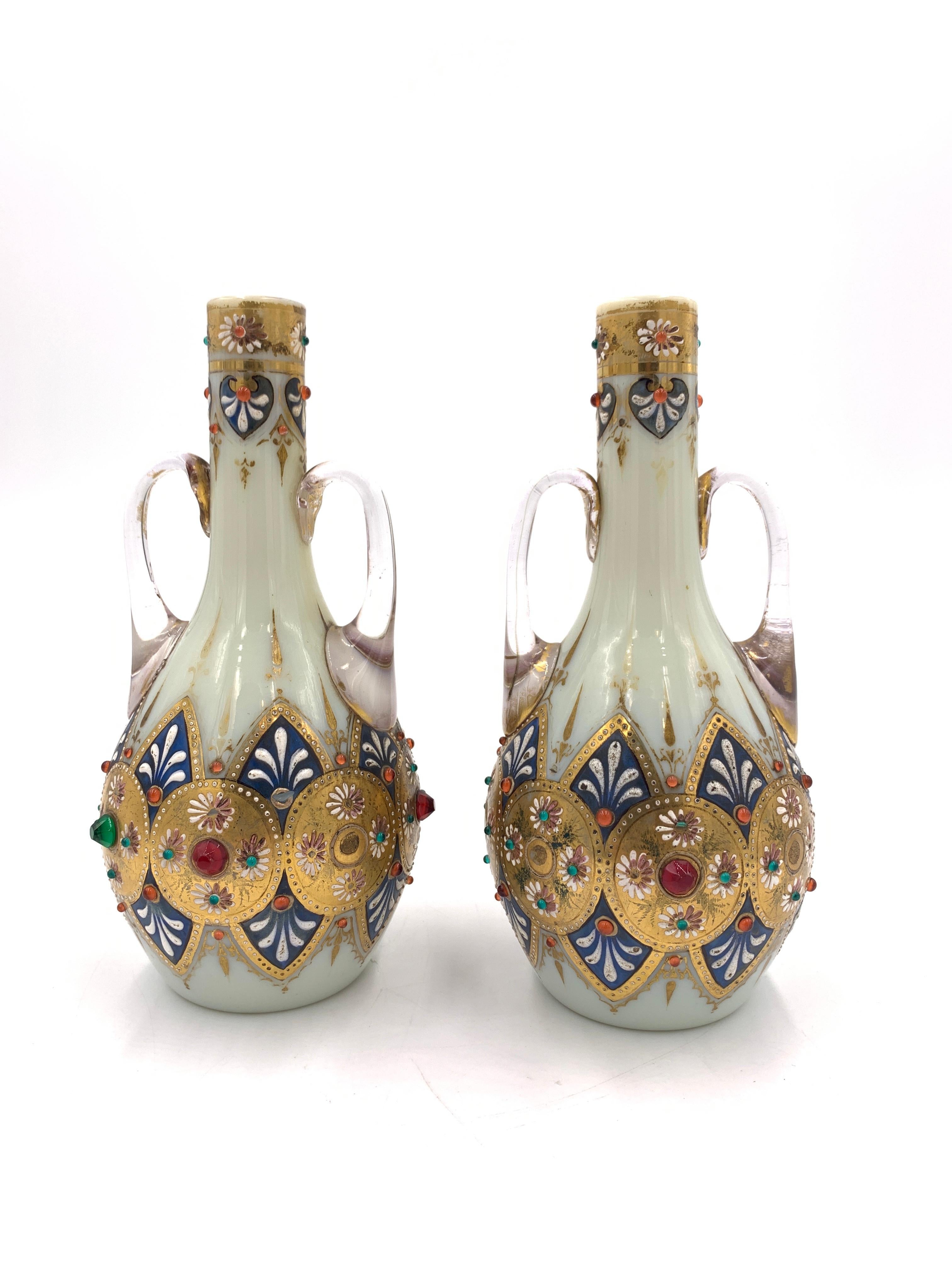 Verre opalin Ensemble de trois vases en opaline de Bohême ornés de bijoux, 19e siècle en vente