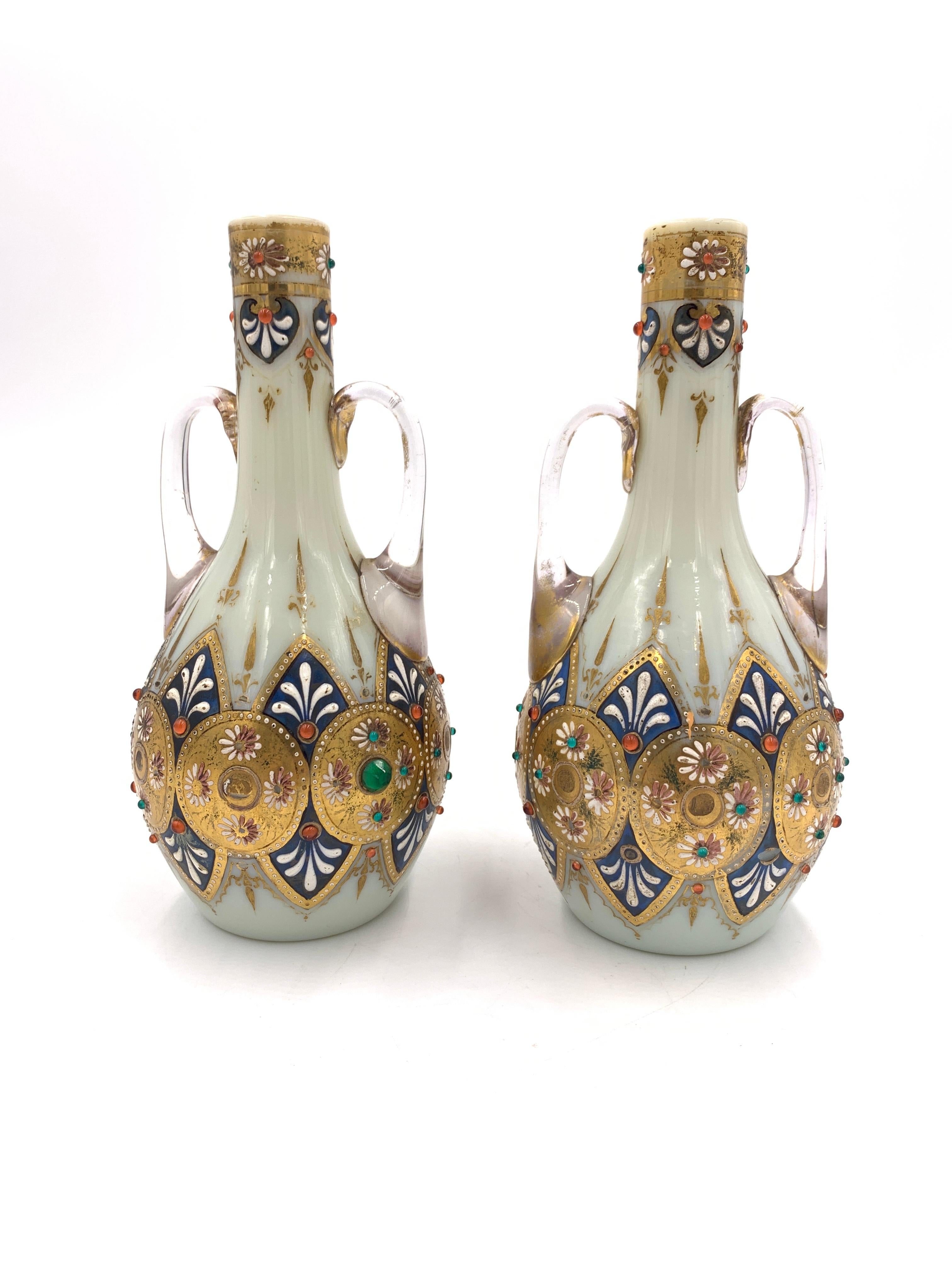 Ensemble de trois vases en opaline de Bohême ornés de bijoux, 19e siècle en vente 1