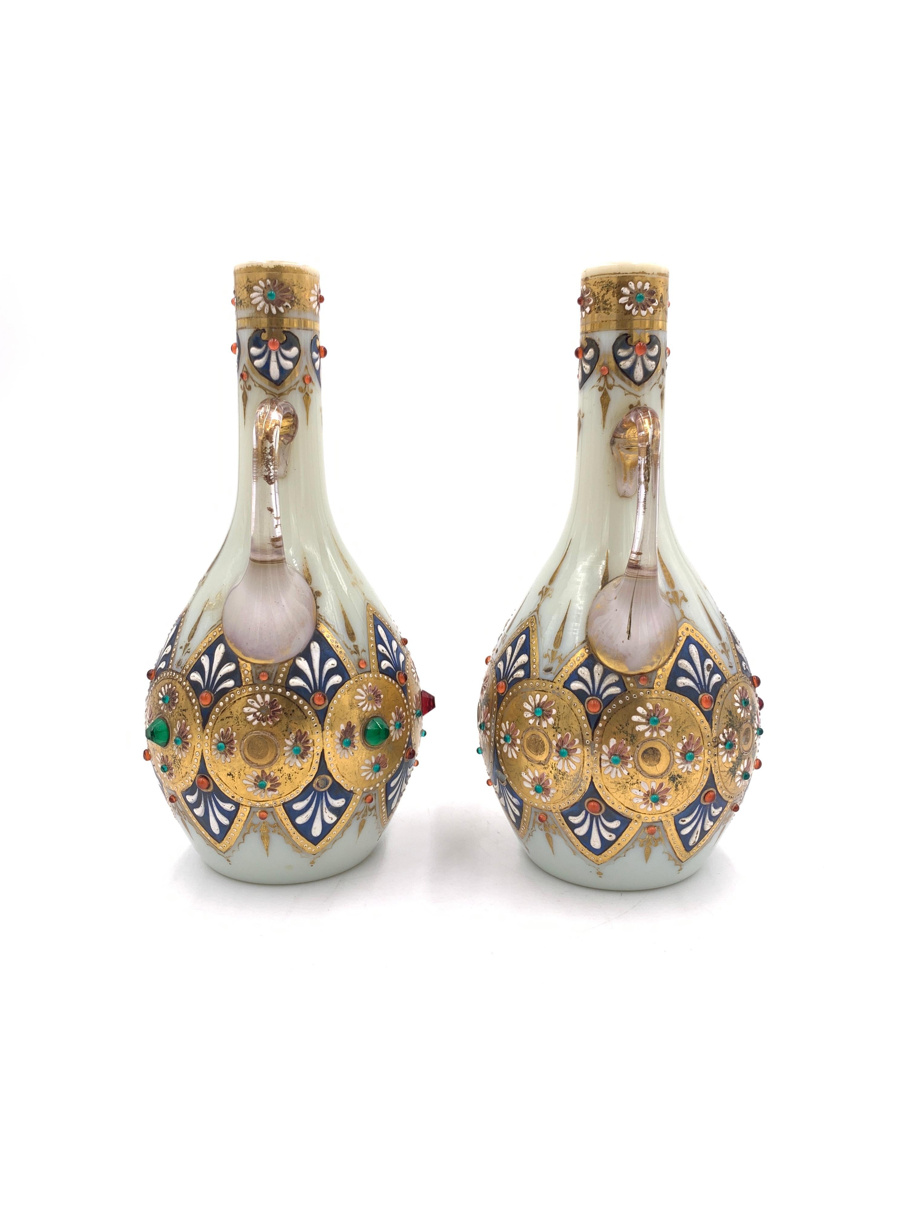Ensemble de trois vases en opaline de Bohême ornés de bijoux, 19e siècle en vente 2