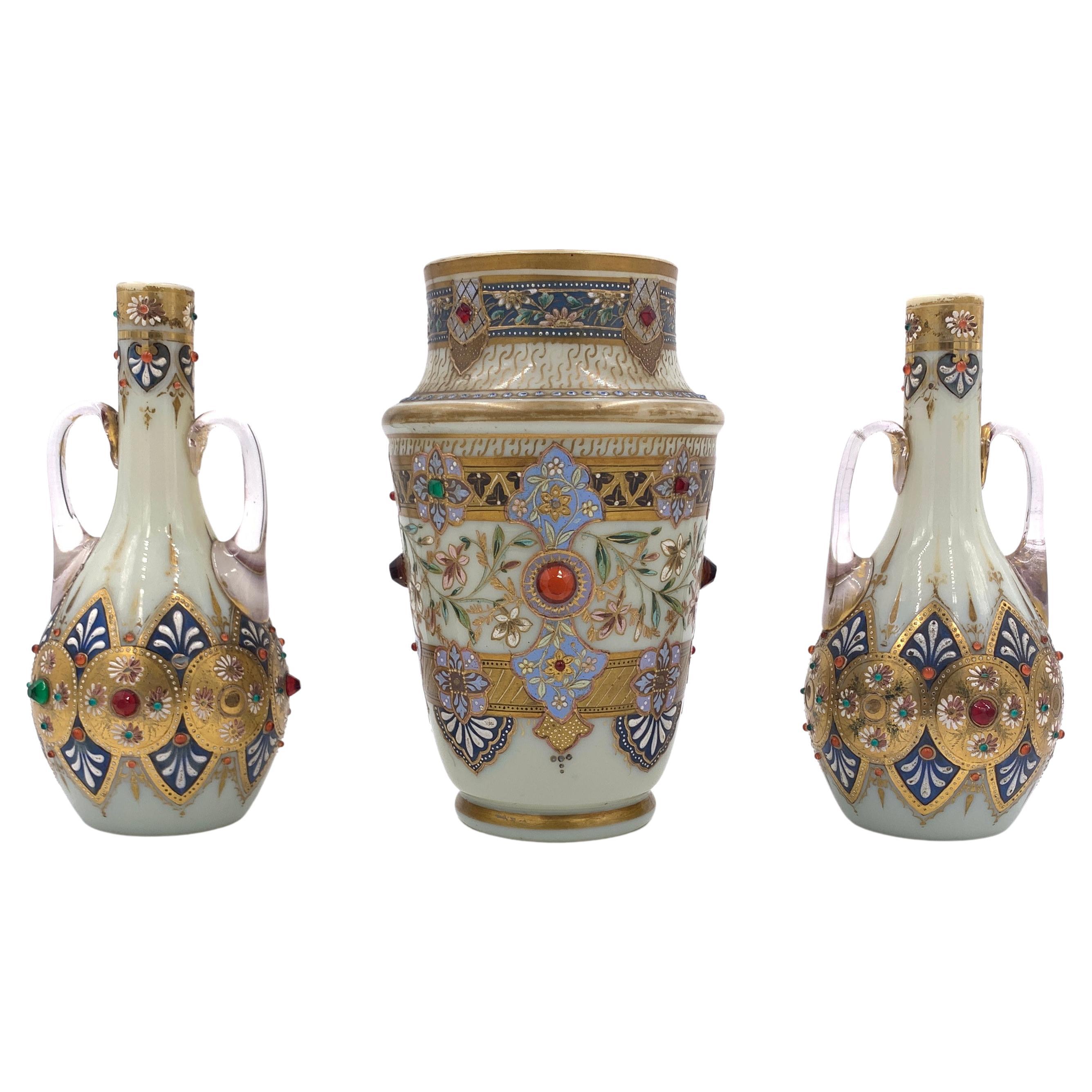 Ensemble de trois vases en opaline de Bohême ornés de bijoux, 19e siècle en vente