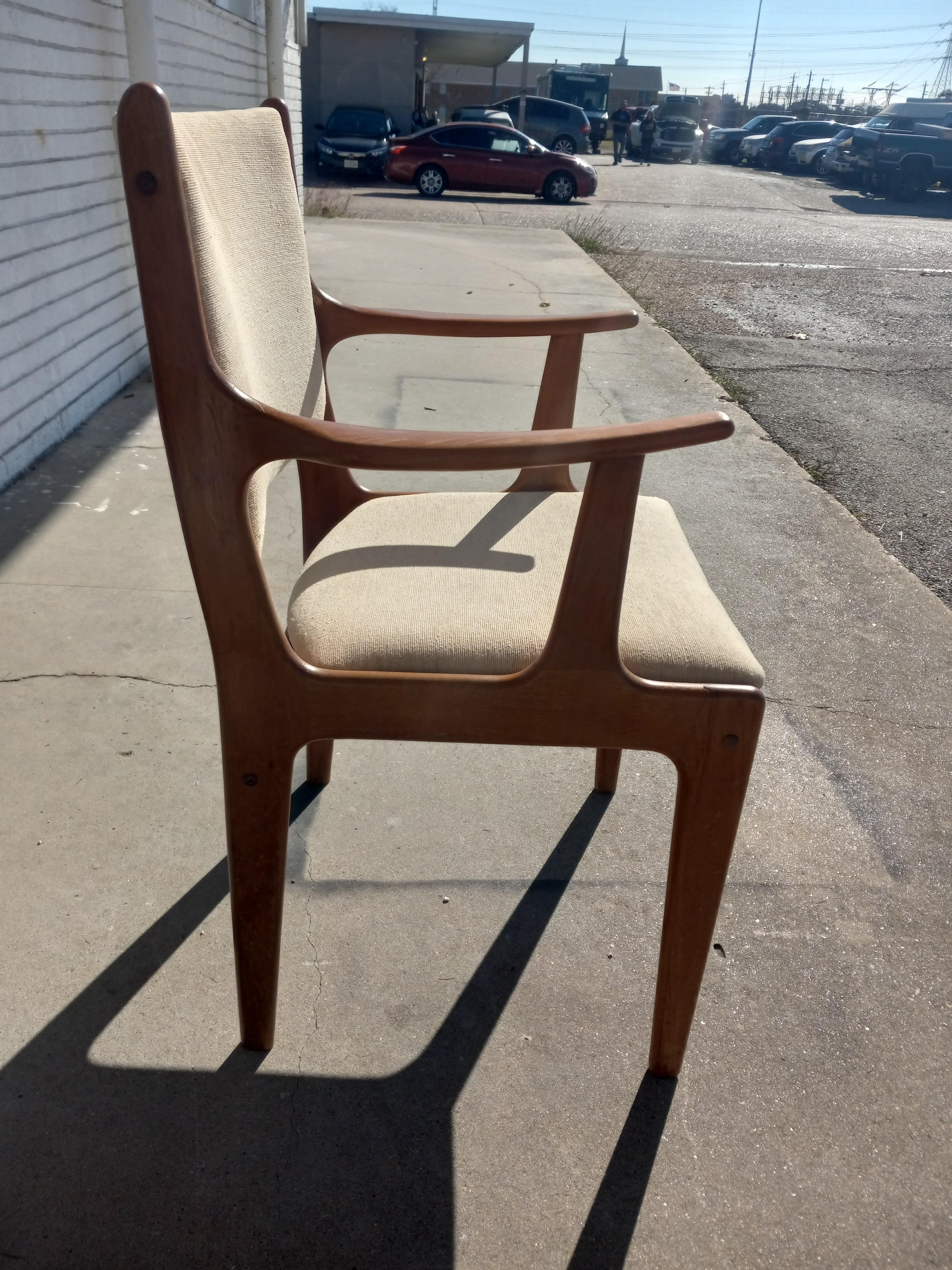 Uldum Mobelfabrik Denmark

Vintage Johannes Andersen for Uldum Mobelfabrik Danish teak dining chairs
One wood dining arm chair by Johannes Andersen for Uldum Mobelfabrik 
Upholstered in a rich tan linen.

 

Measures: Armchairs: 20.5” width x 18”