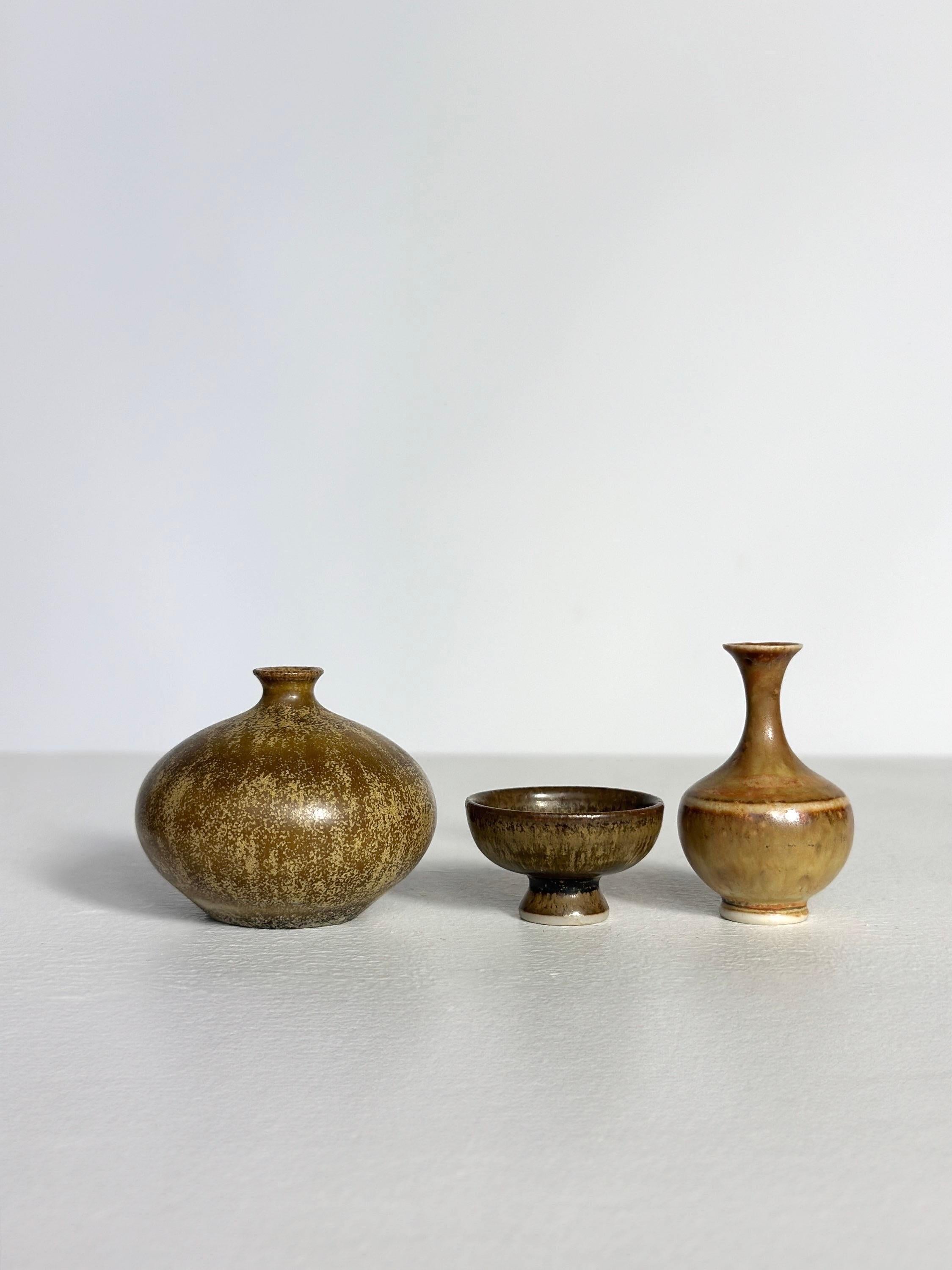 Scandinavo moderno Set di tre vasi in miniatura John Andersson Höganäs Svezia 1960 Vaso in gres in vendita