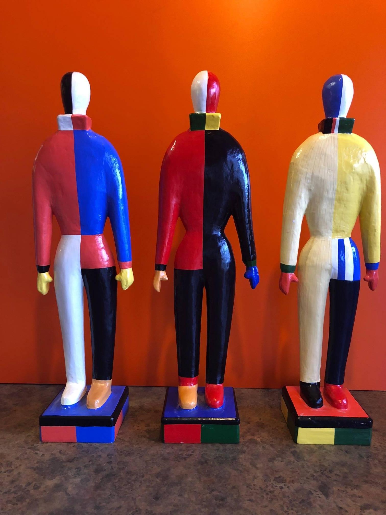 Satz von drei Pappmaché-Figuren von Kasimir Malewitsch:: Guggenheim Museum:: mit dem Titel 
