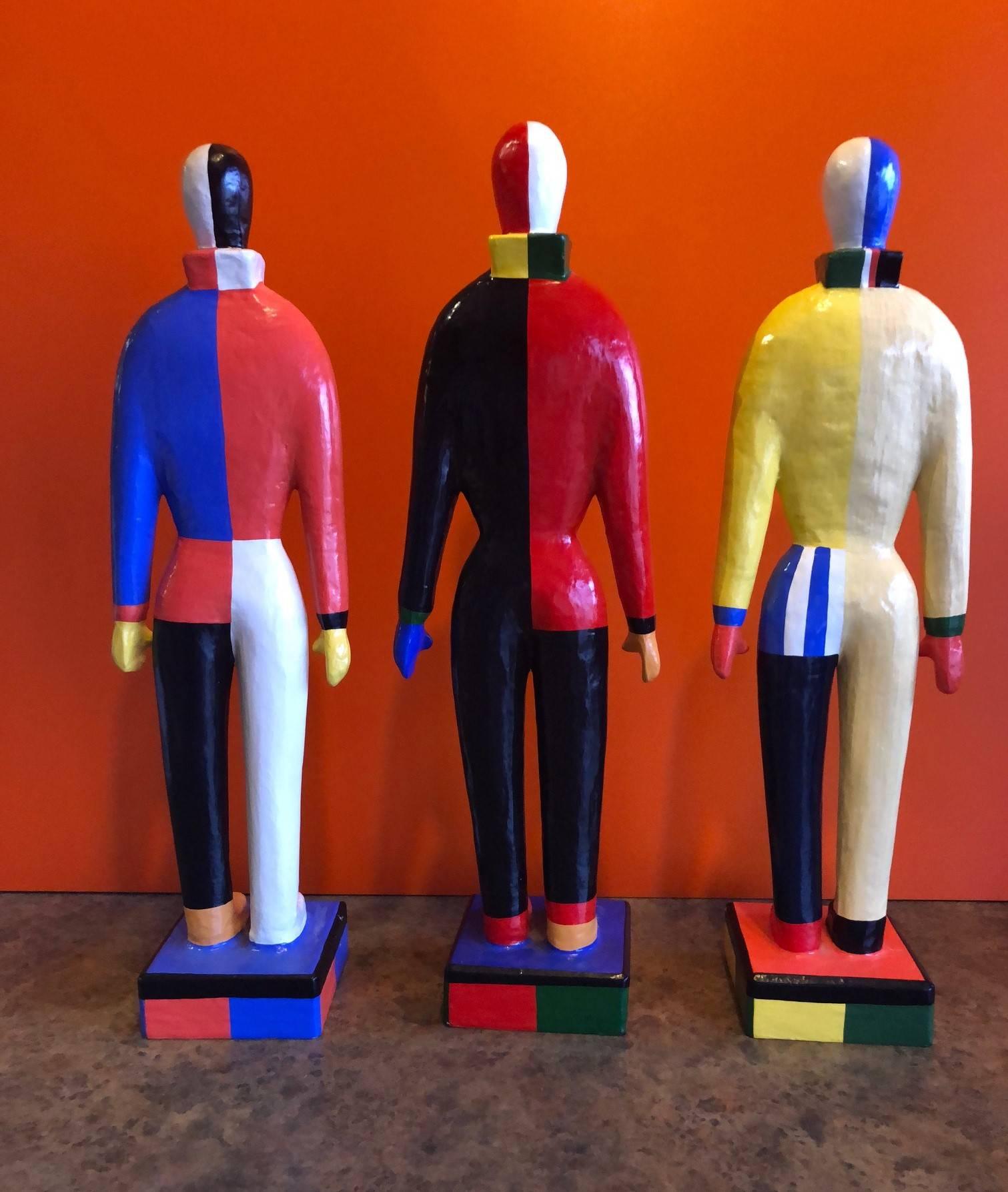 Satz von drei Kasimir Malewitsch Guggenheim Museum Pappmaché-Figuren 1996 SRGF im Zustand „Hervorragend“ in San Diego, CA