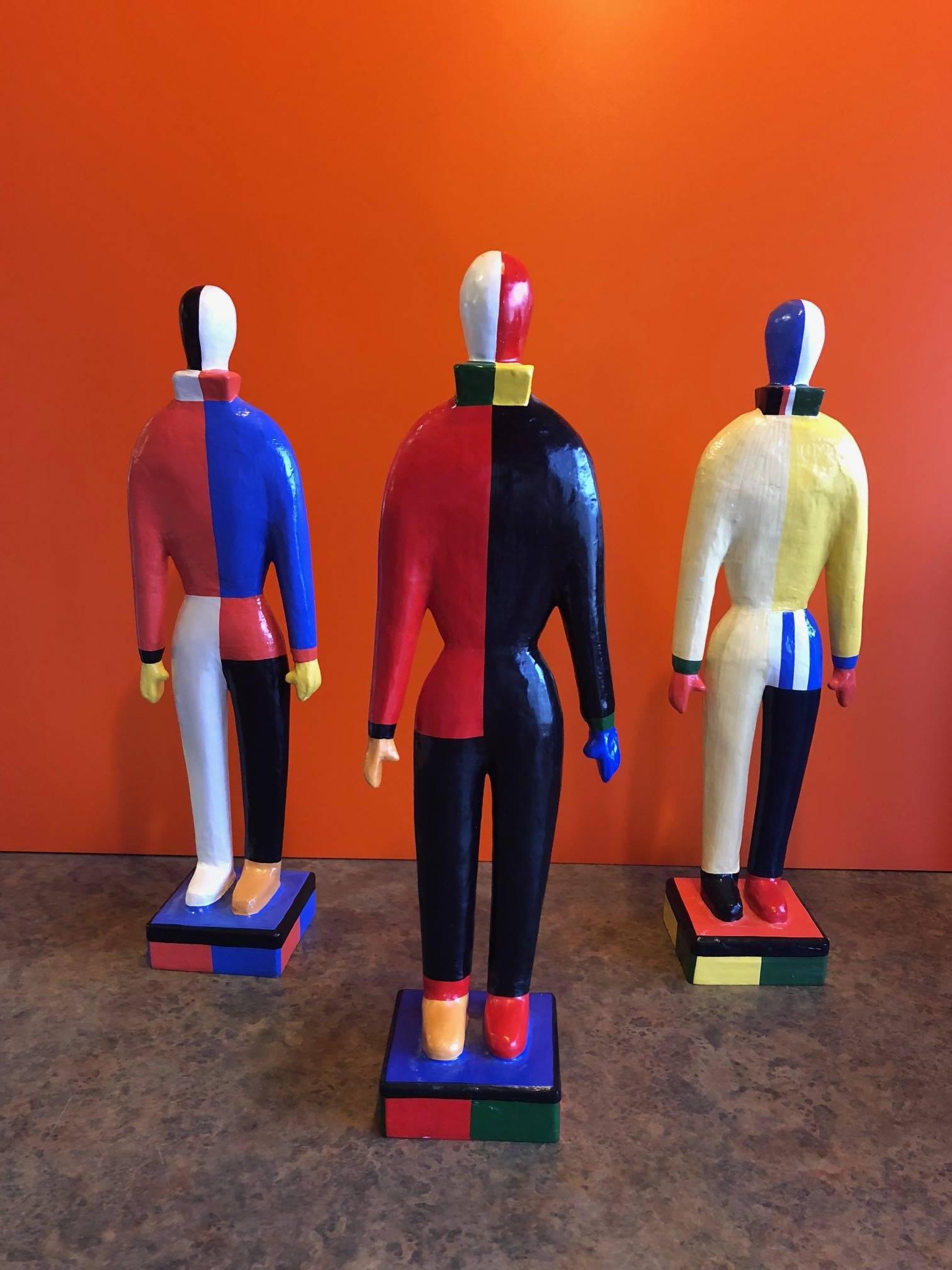 Satz von drei Kasimir Malewitsch Guggenheim Museum Pappmaché-Figuren 1996 SRGF 3