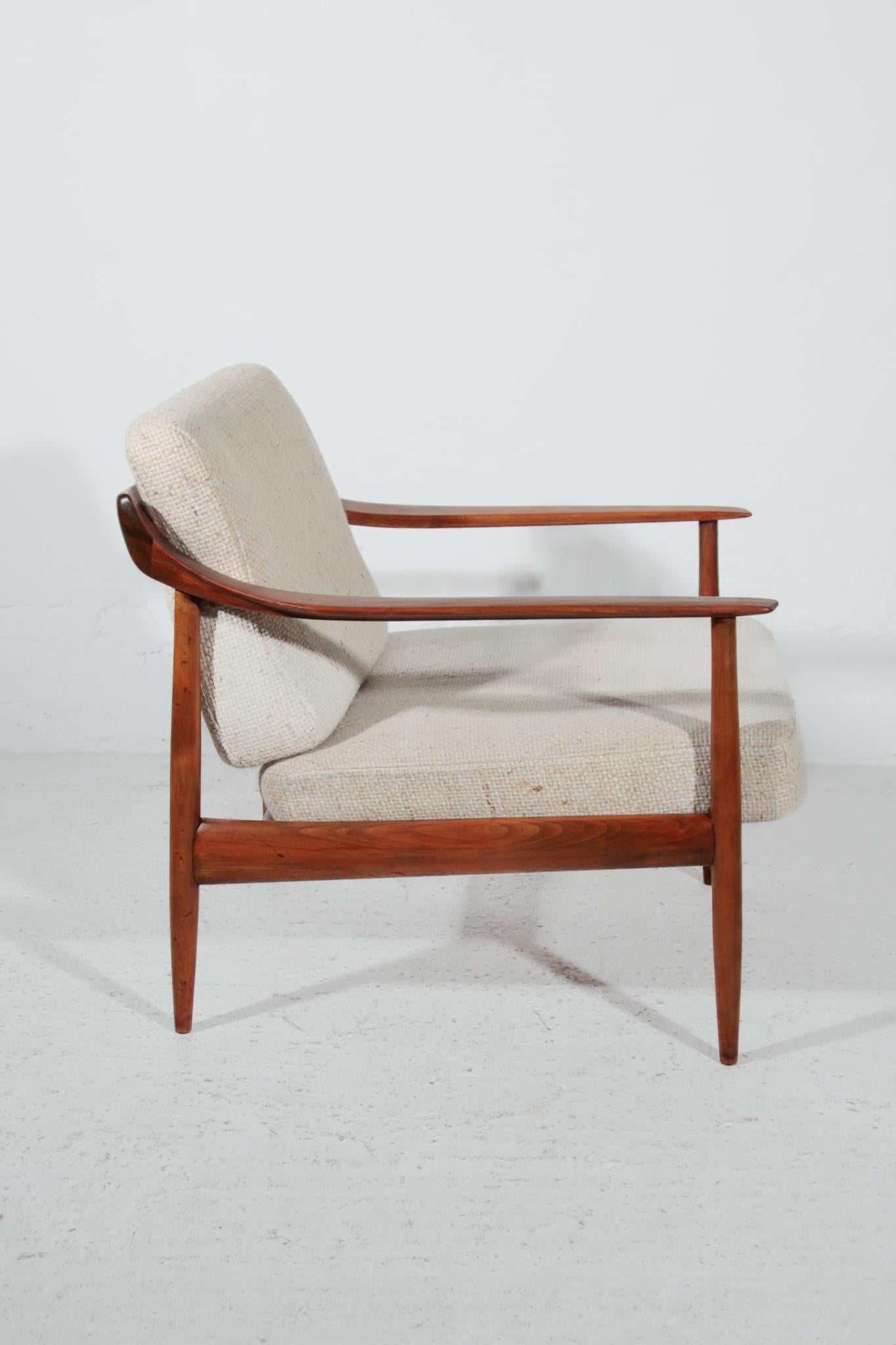 Un fauteuil unique et un canapé à trois places dans leur cadre d'origine, avec un cadre en forme de U en noyer et une tapisserie d'origine en laine tissée. Un magnifique ensemble de salon conçu par Walter Design/One pour KNOLL-Antimott avec une