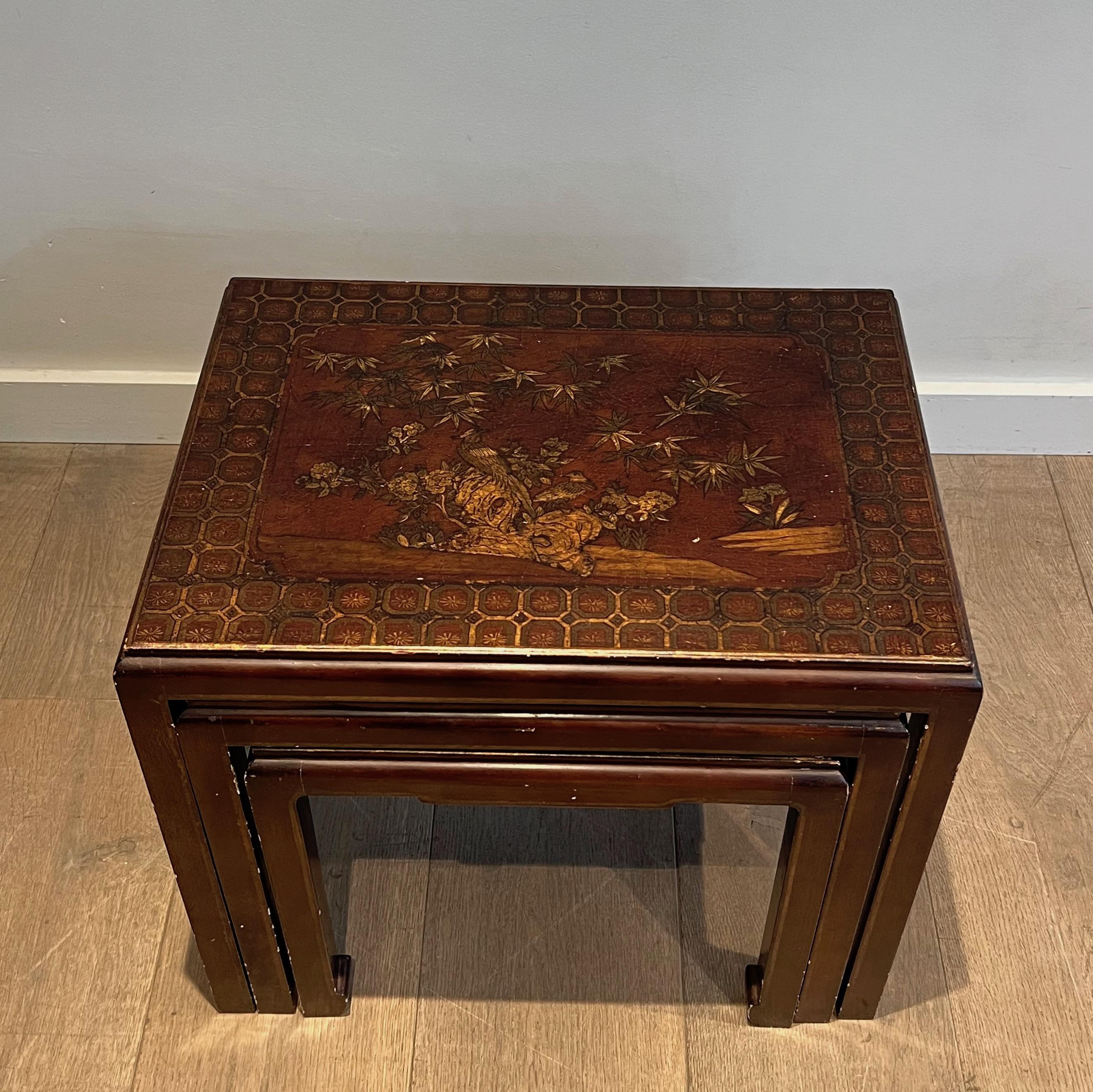 Set of Three Lacquered Nesting Tables with Chinese Scenes. Circa 1940 In Good Condition For Sale In Marcq-en-Barœul, Hauts-de-France