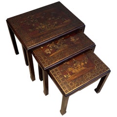 Set aus drei lackierten Beistelltischen mit chinesischen Szenen. CIRCA 1940