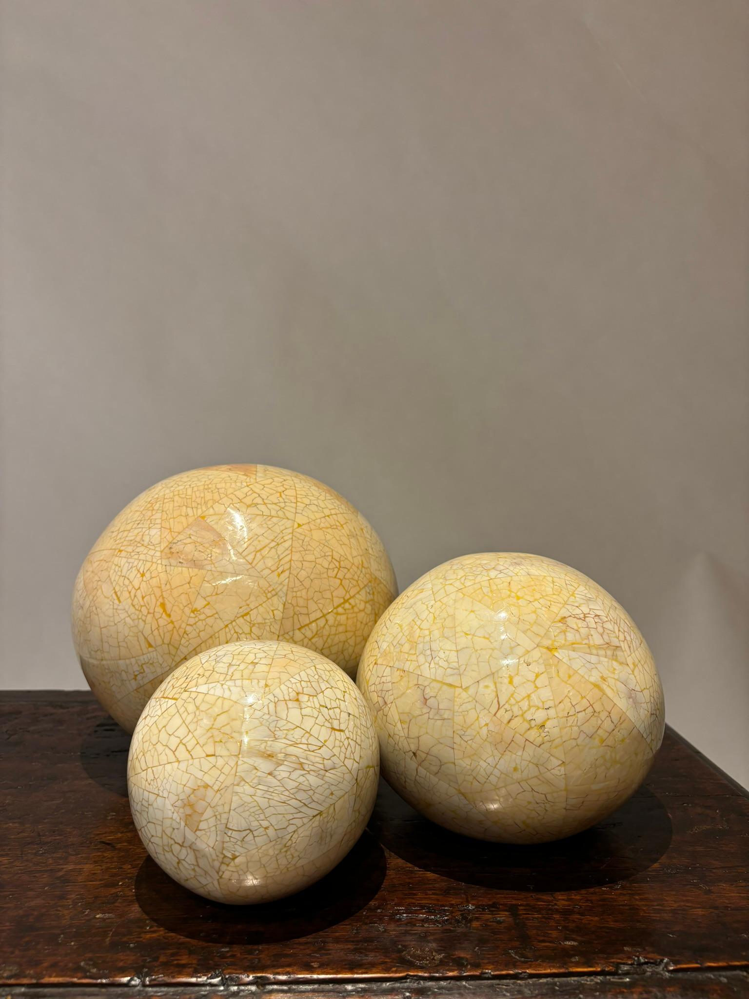 Set Of Three Lacquered Tessellated Egg Shell Spheres, Mid 20th Century In Good Condition For Sale In Stamford, CT