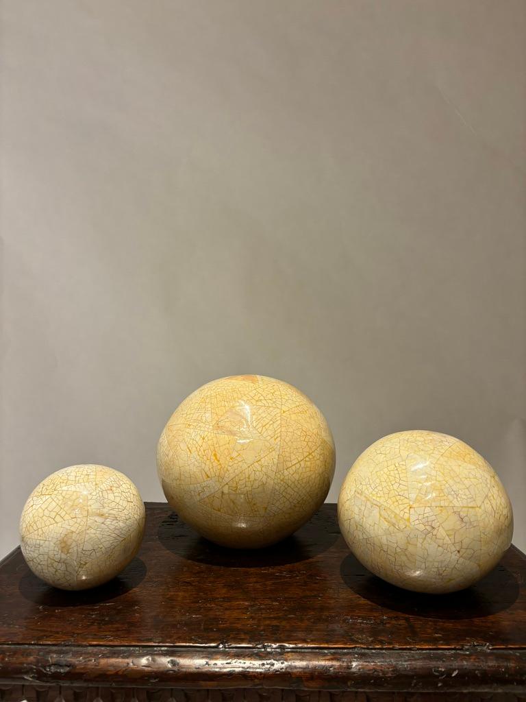 Eggshell Set Of Three Lacquered Tessellated Egg Shell Spheres, Mid 20th Century For Sale