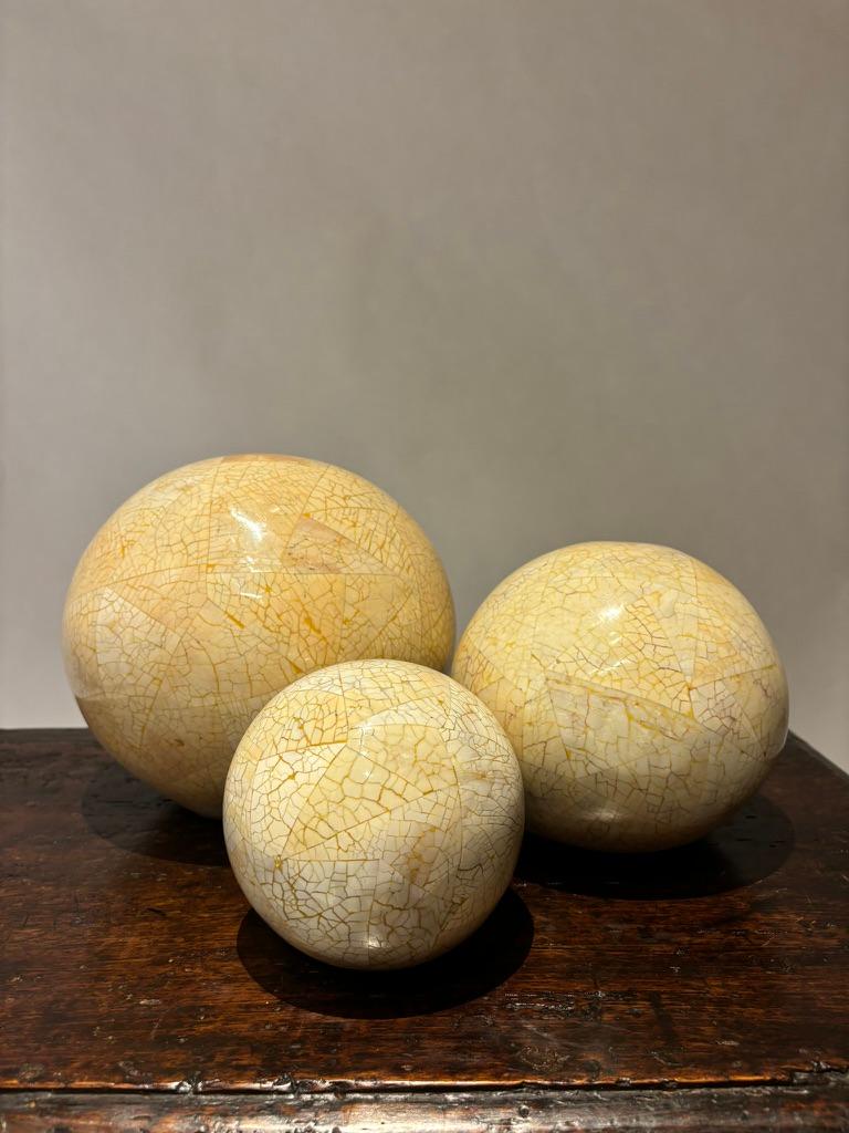 Set Of Three Lacquered Tessellated Egg Shell Spheres, Mid 20th Century For Sale 1