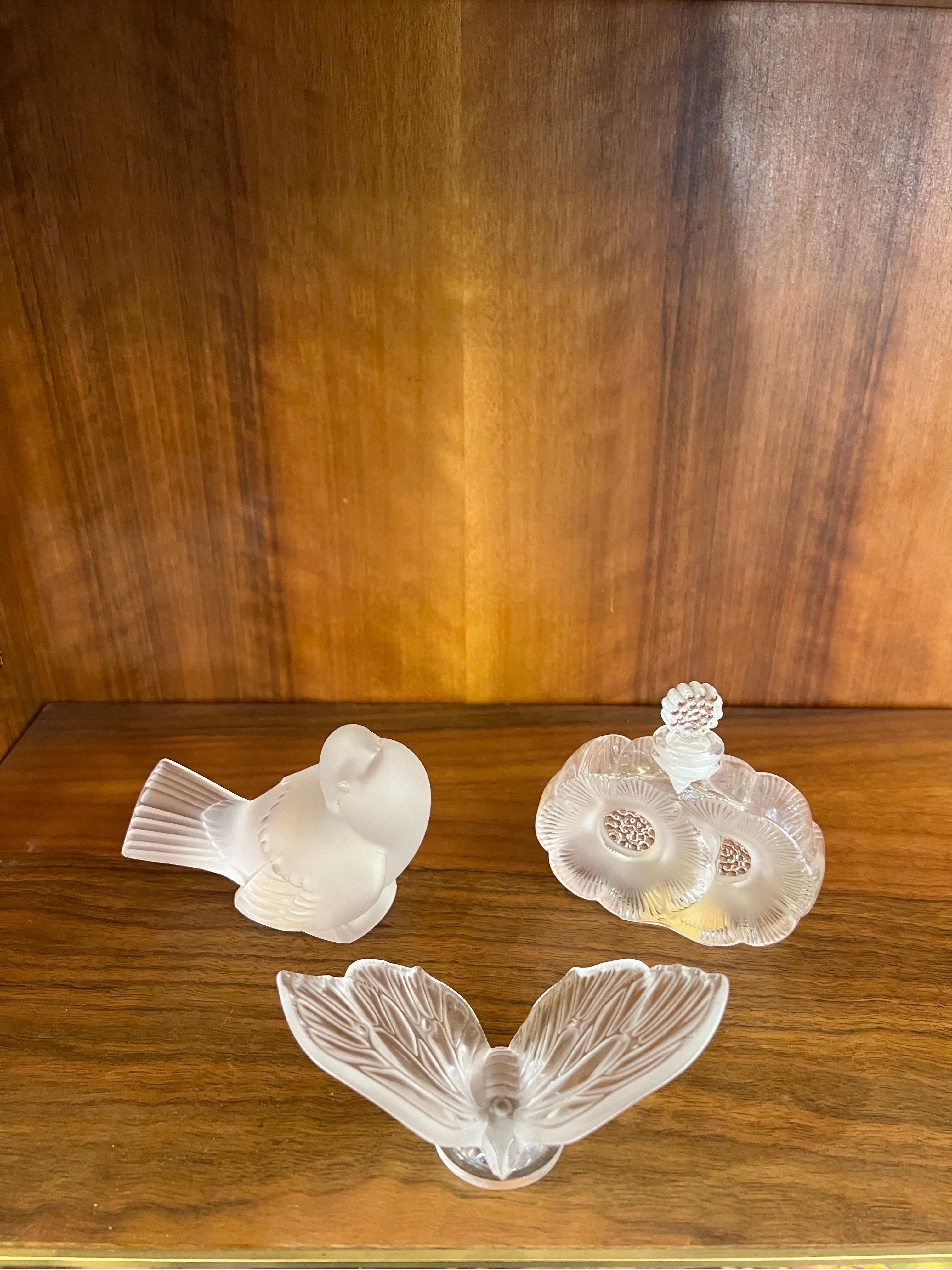Set of three Vintage Lalique Crystal Scultures (one sparrow, one butterfly and one perfume bottle).
- Frosted crystal sparrow / bird sculpture by Lalique of France.
The bird is in very good vintage condition with no chips or cracks and measure cm