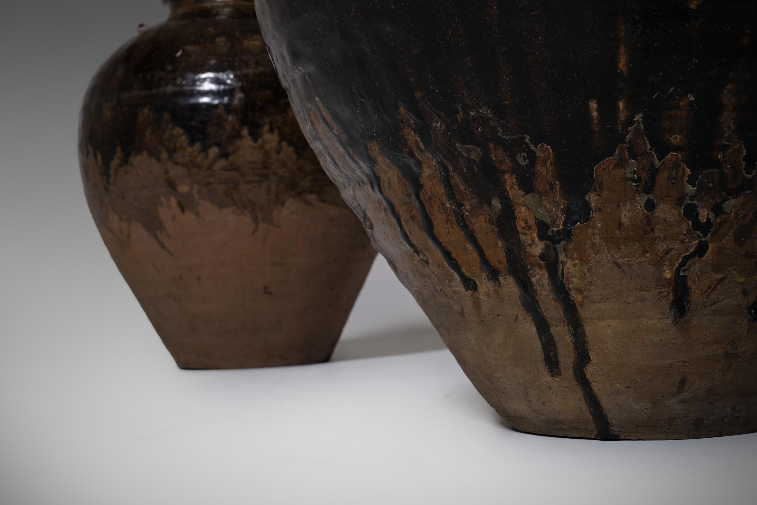 Set of Three Large Burmese Ceramic Martaban Jars, circa 18th Century In Good Condition For Sale In Rotterdam, NL