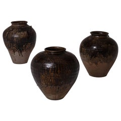 Ensemble de trois grandes jarres Martaban en céramique birmane, vers le 18e siècle