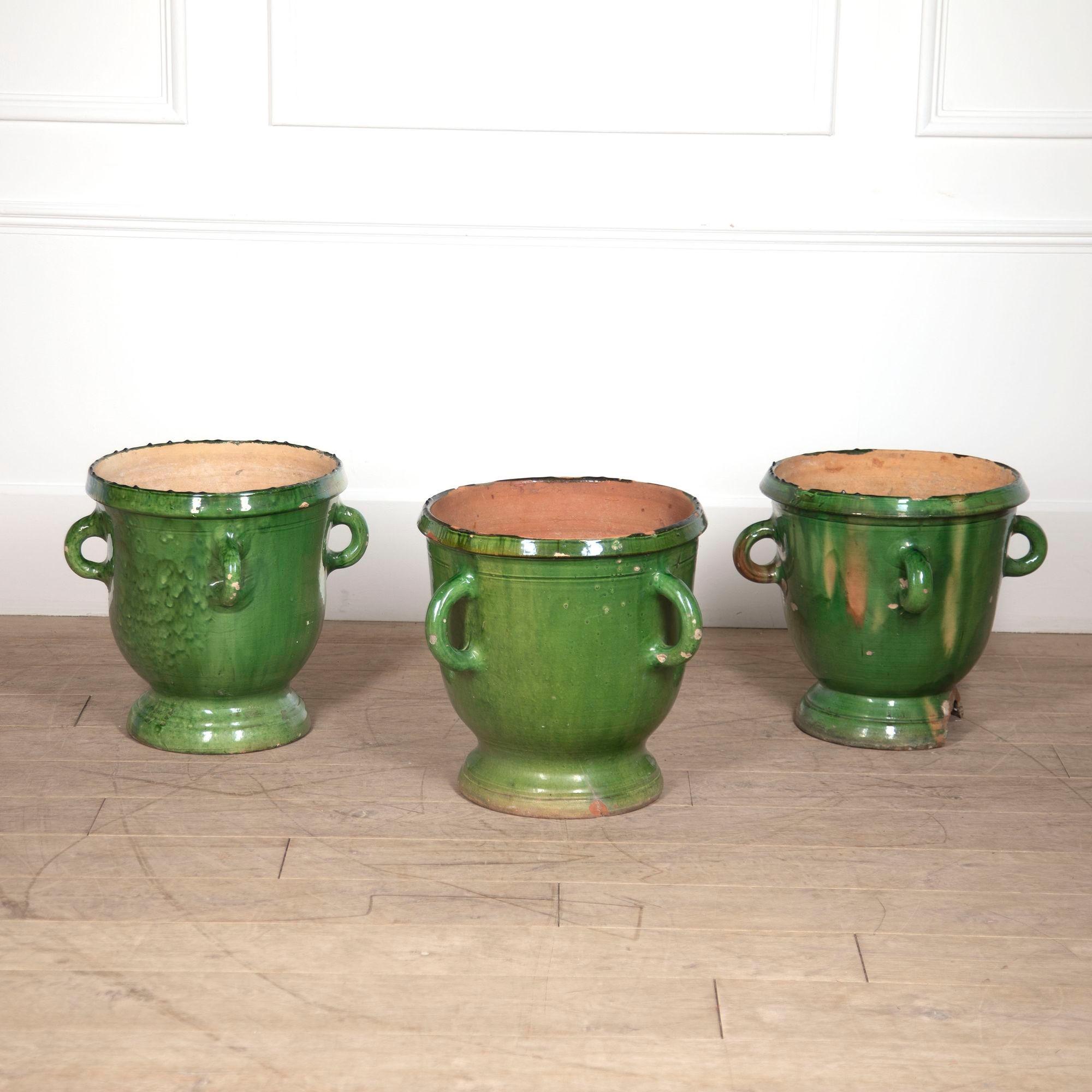 Country Ensemble de trois grandes jardinières Castelnaudary françaises en vente