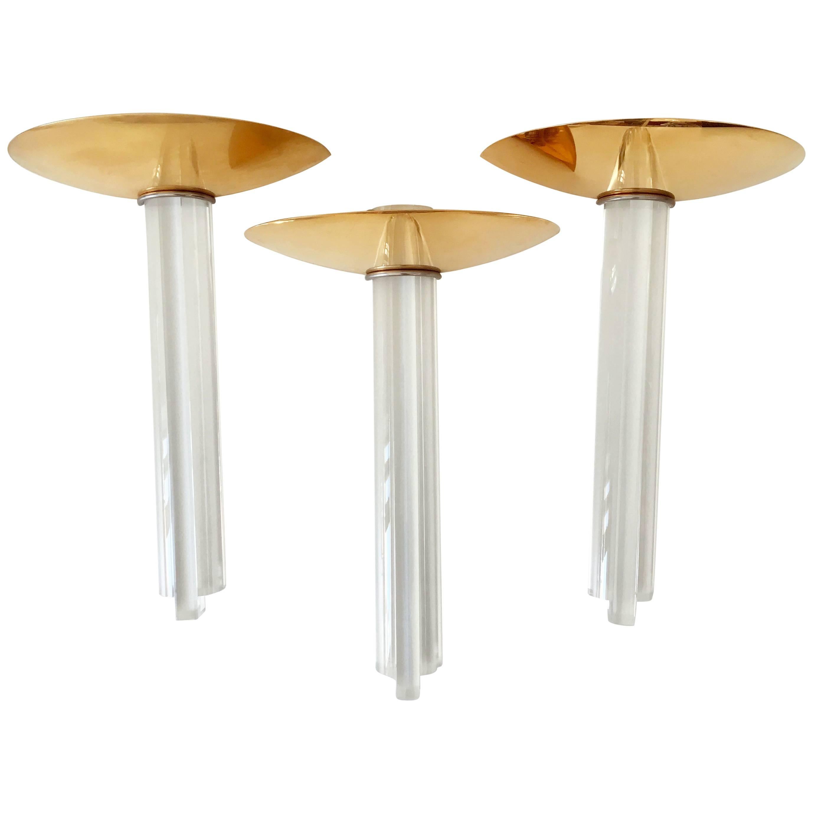 Set von drei großen italienischen Wandleuchten aus vergoldetem Messing und Lucite, 1980er Jahre
