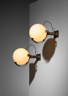 Ensemble de trois grandes appliques murales italiennes avec globes en verre opalin des années 1960