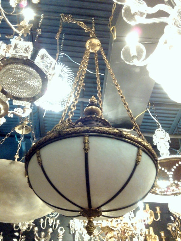 Set di tre grandi lampadari Caldwell in vetro piombato In condizioni buone in vendita a Stamford, CT